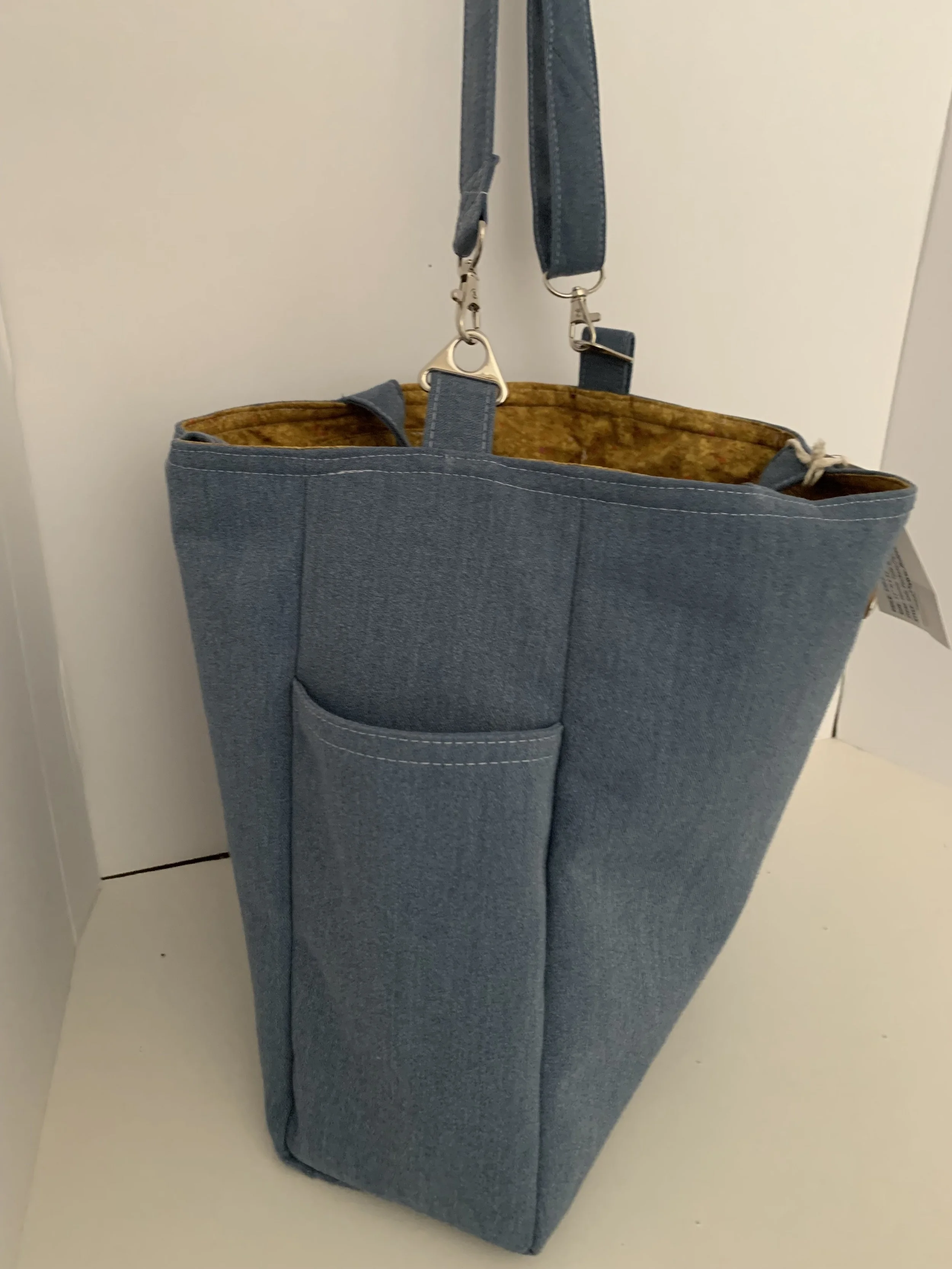 Lt_Denim_Tote_Side_Pockets_Side.JPG