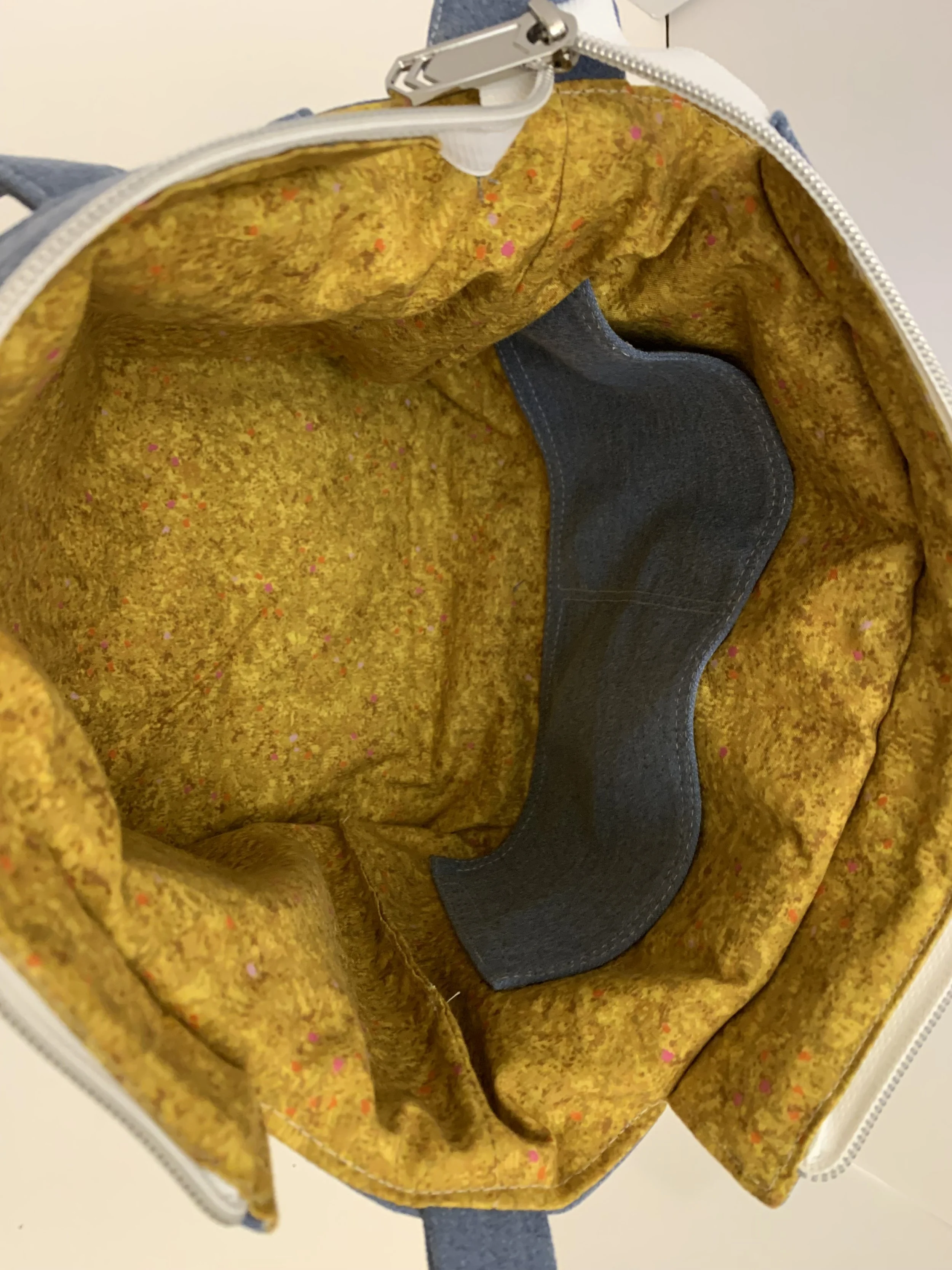 Lt_Denim_Sewing_Machine_Interior_W_Strap.JPG