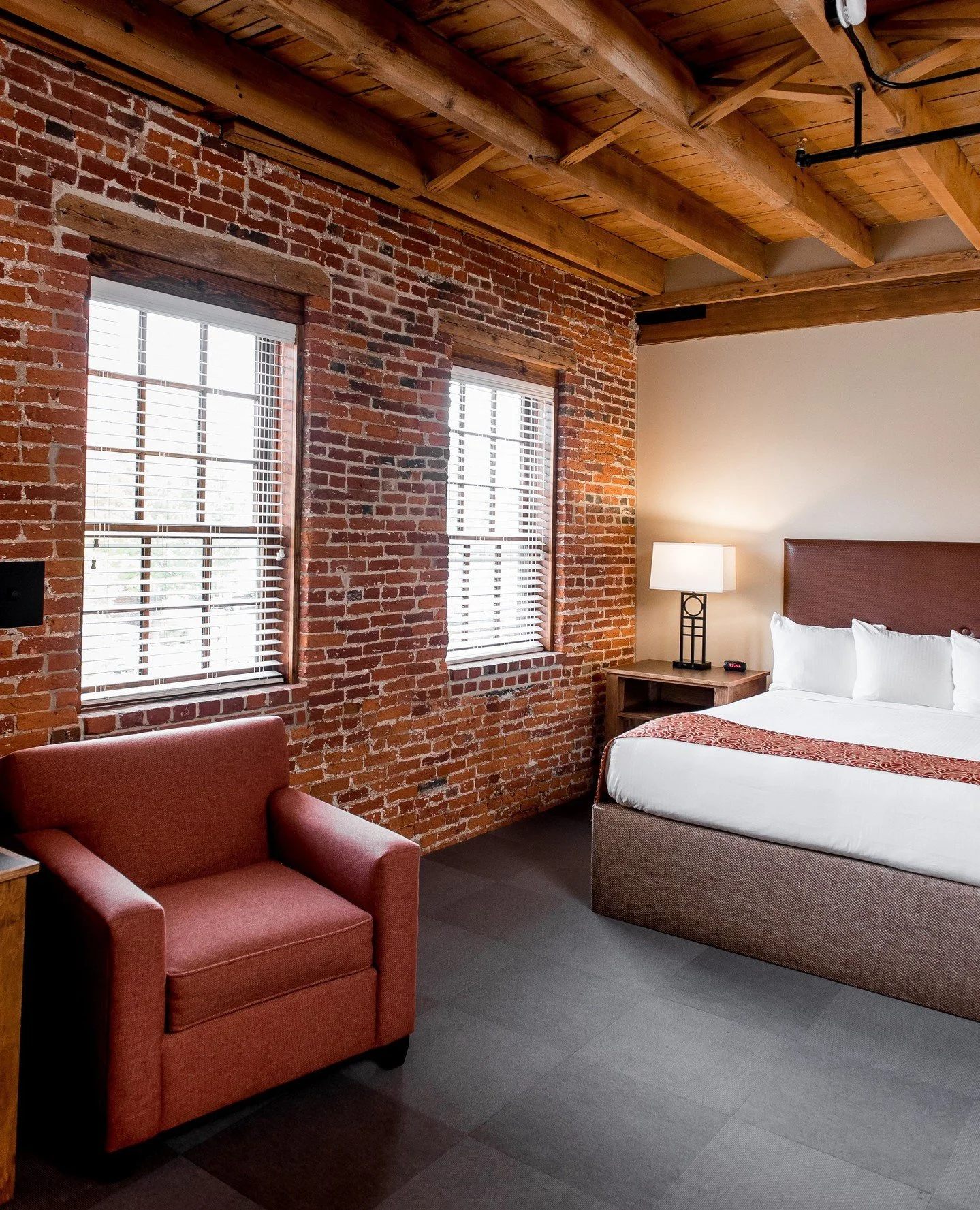 From exposed brick to original wood beams, every detail reflects the history of the building. Designed for rest, comfort, and a memorable stay.