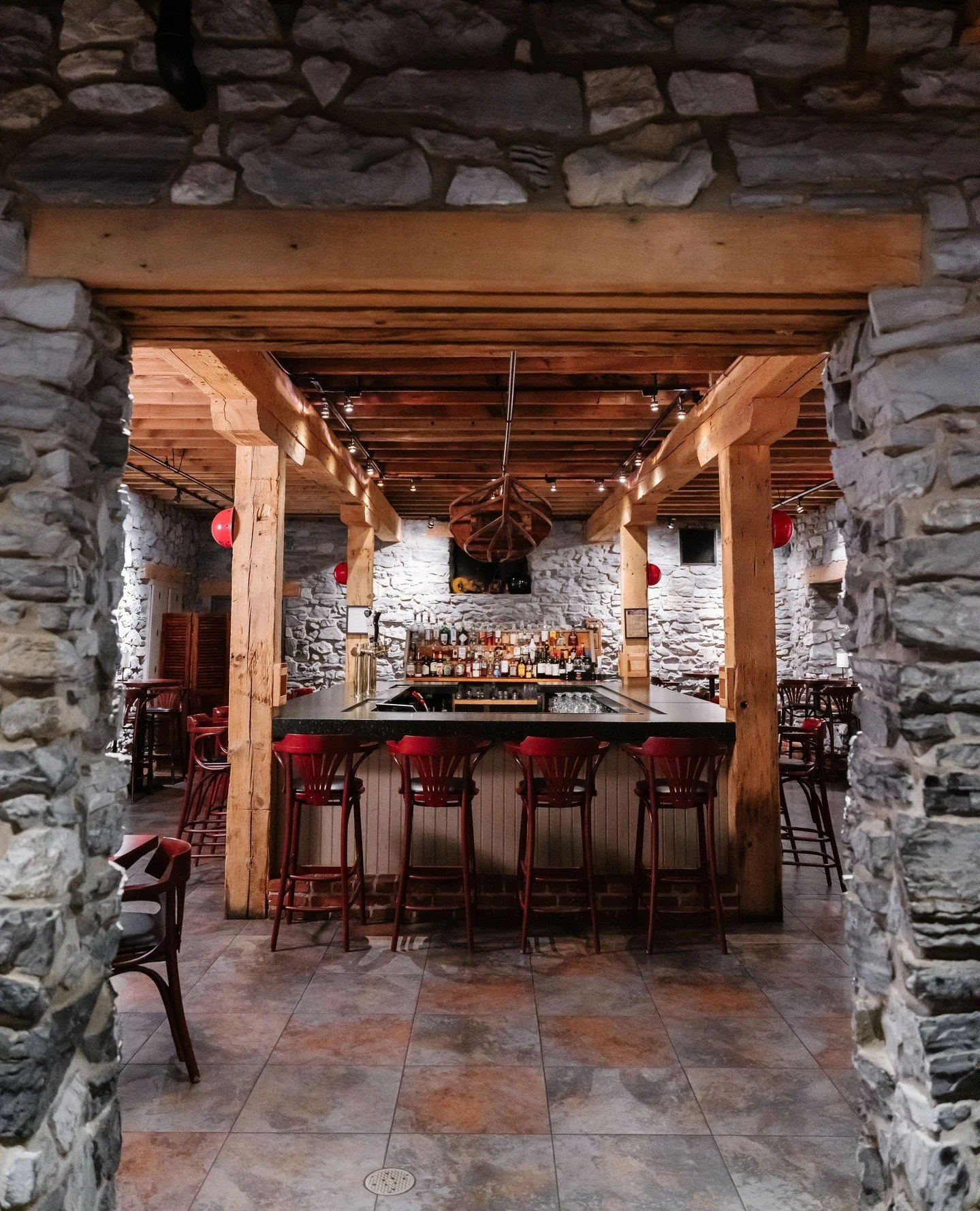 Where historic stone meets handcrafted cocktails. 🍷✨⁠
Settle in at the bar at Cork &amp; Cap, whether you&rsquo;re toasting after check-in or unwinding beneath the warm wood and soft glow for the evening.⁠
⁠
📸@laurenfisherphotography