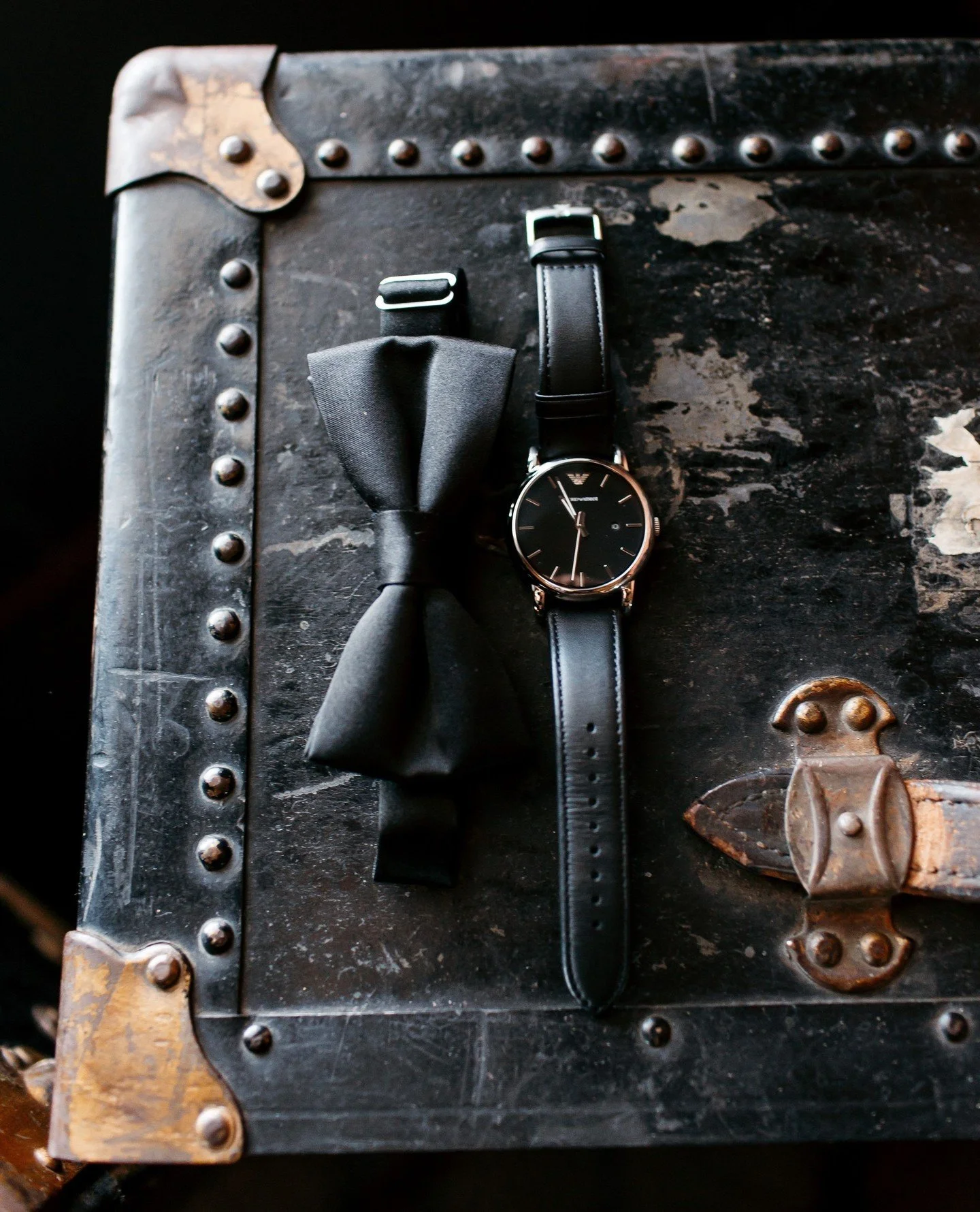 Where the morning starts, a toast is shared, and a quick game of pool sets the tone for the day.⁠
The Billiard Suite is ready for your wedding morning. 🖤