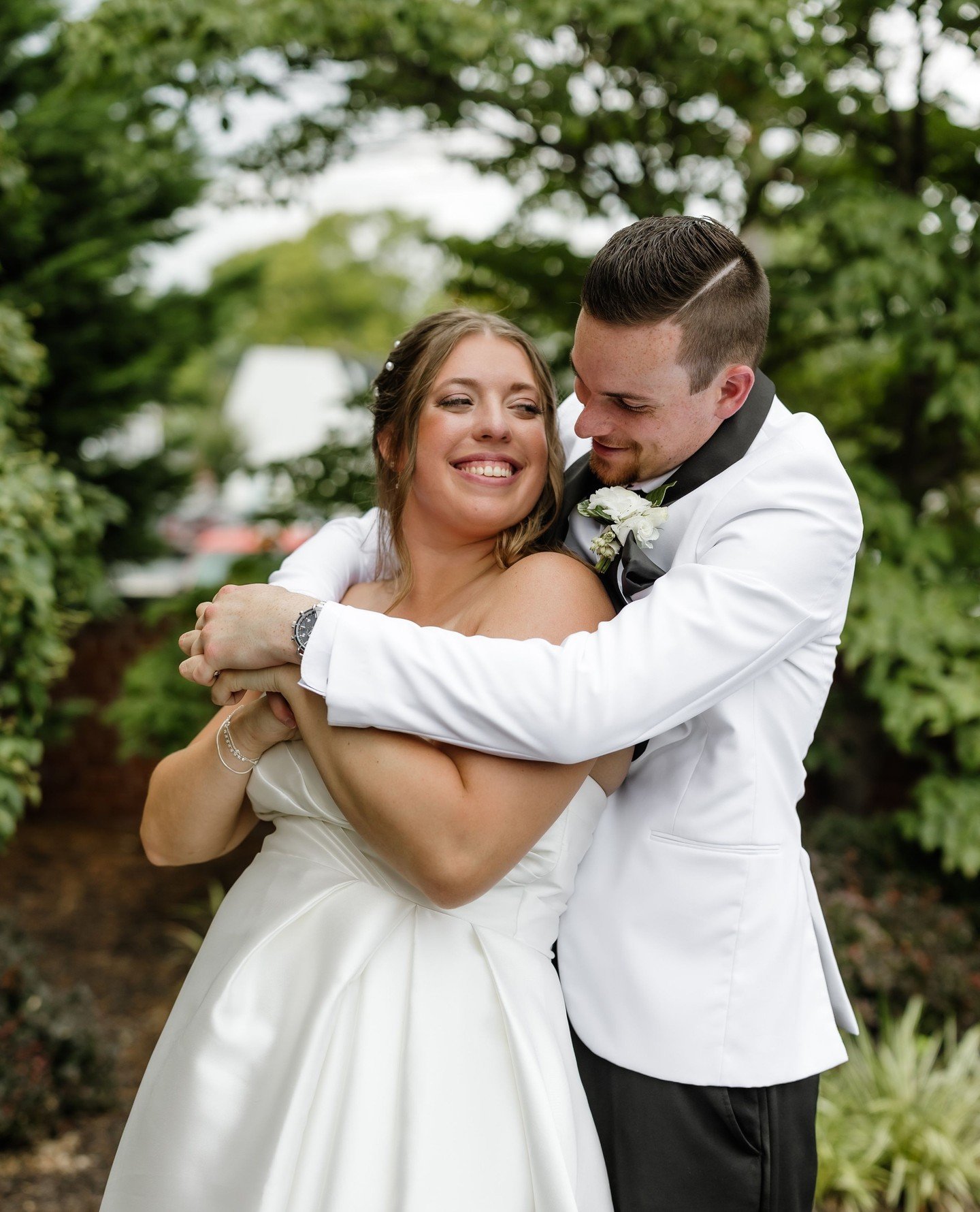 Wrapped in love and surrounded by fresh spring greenery, every moment feels effortless. Some days just feel made for this. 🌿

📸@christieheimbachphoto