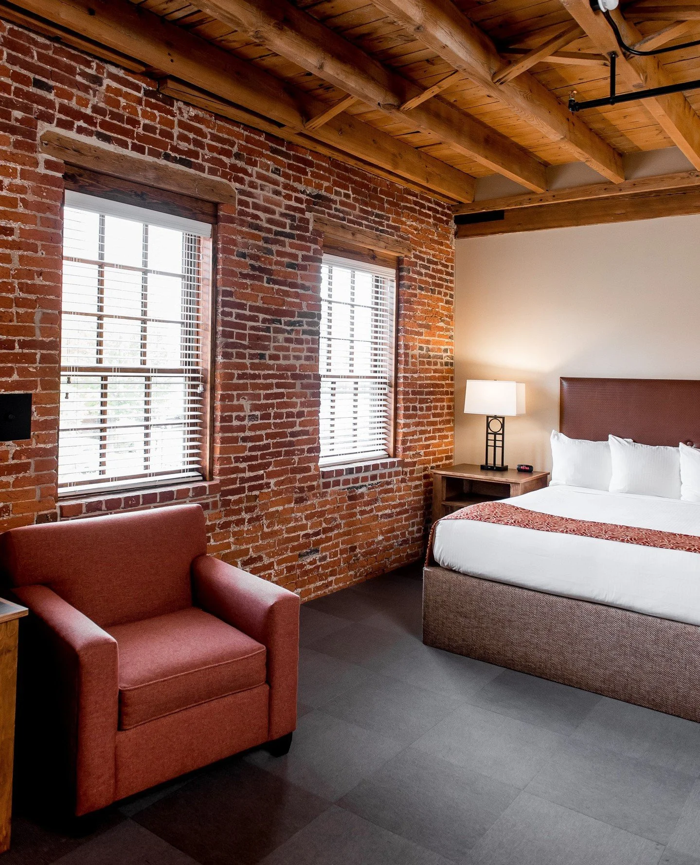 Whether you're visiting Lancaster for a wedding, a weekend escape, or a business trip, we're here to make your stay memorable. ✨⁠
⁠
Book your next getaway with us!