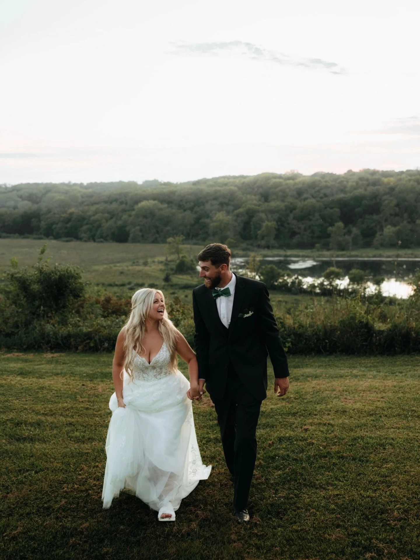 One of my favorite things about Timbers Edge? 

The breathtaking Iowa photo backdrops within walking distance of the venue.
Now imagine this view in every season&mdash;spring
 blooms, summer greens, fall colors, and winter magic. ✨

photo by @elliott