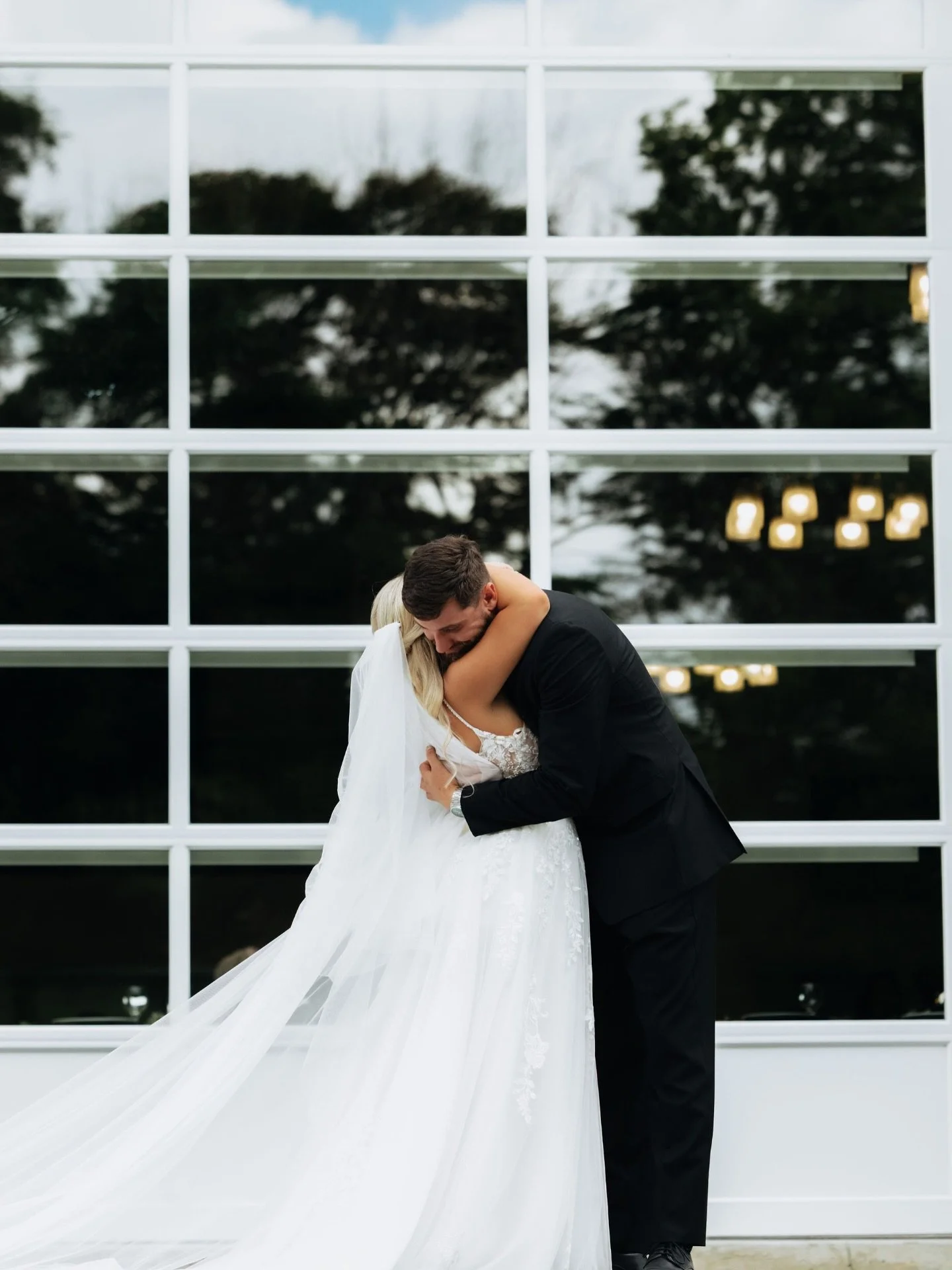 proof that love looks good here 😍😍😍

photo by elliott tensen photography