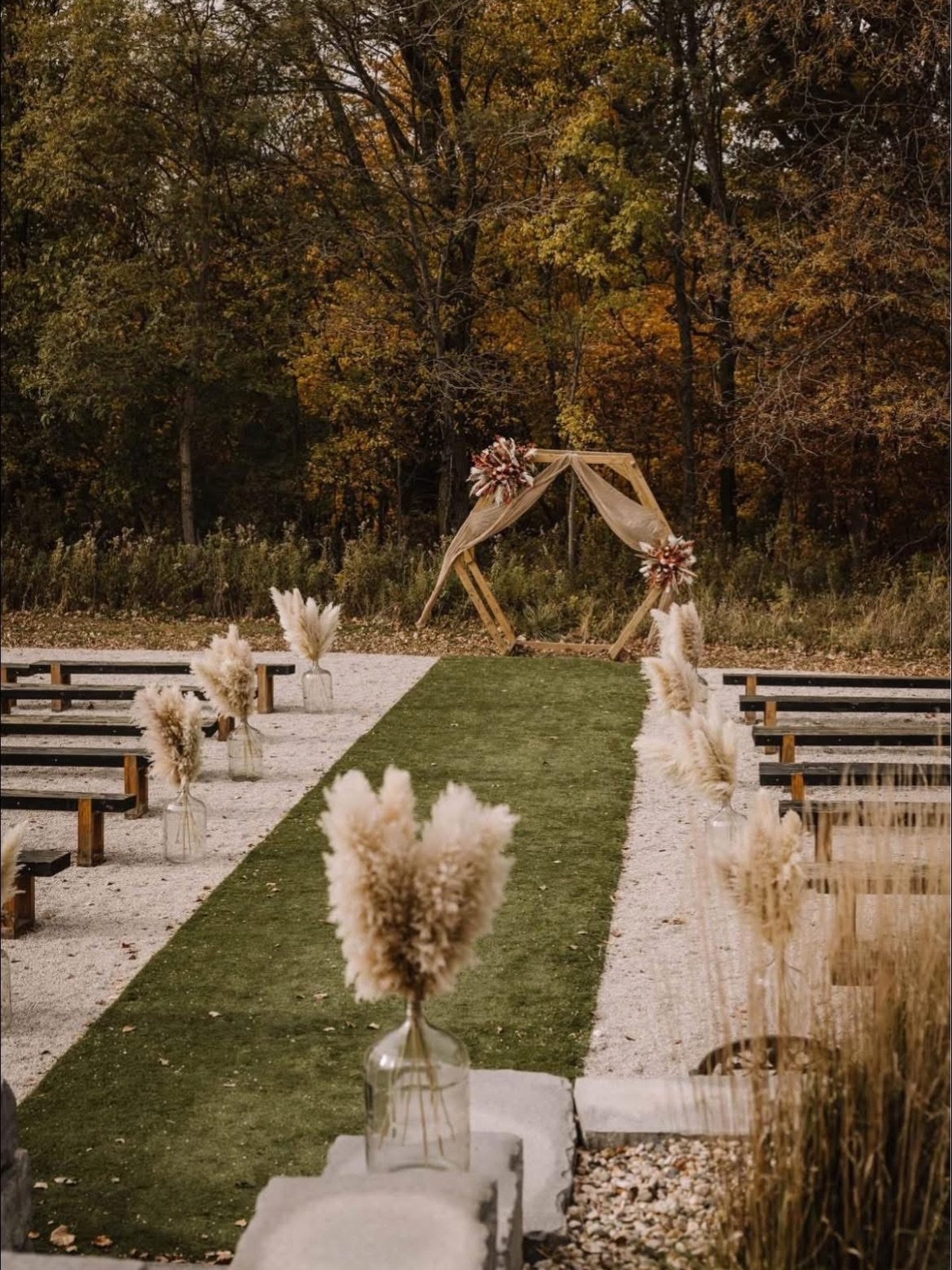 📋 Planning Tip Tuesday with Teddie:

Start your wedding timeline with the ceremony time, then work backwards. It keeps the whole day running smooth and stress-free!