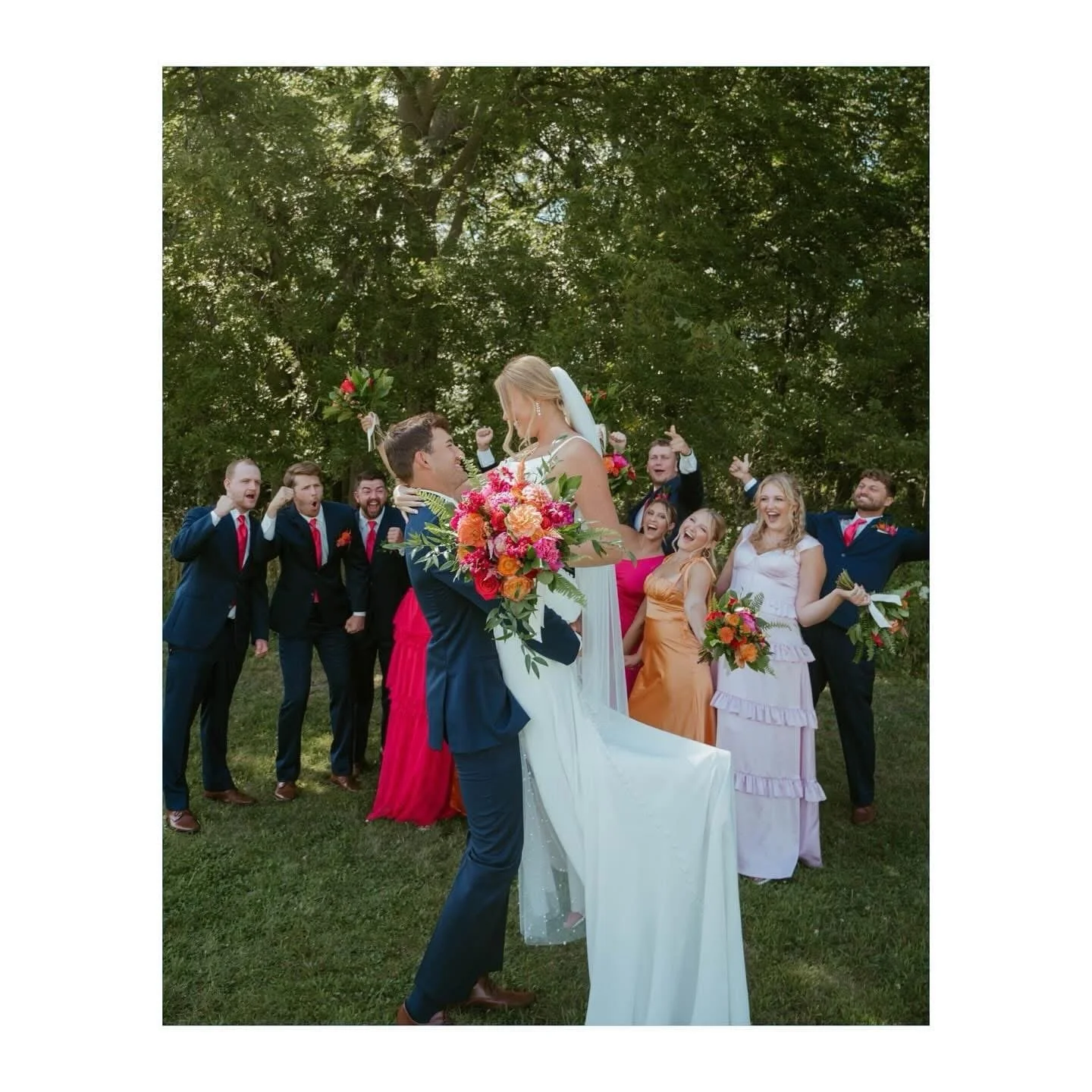 These weekend temps have us reminiscing about beautiful SUMMER weddings and all the fun color combinations that come with them! 

🩷🍊☀️💍