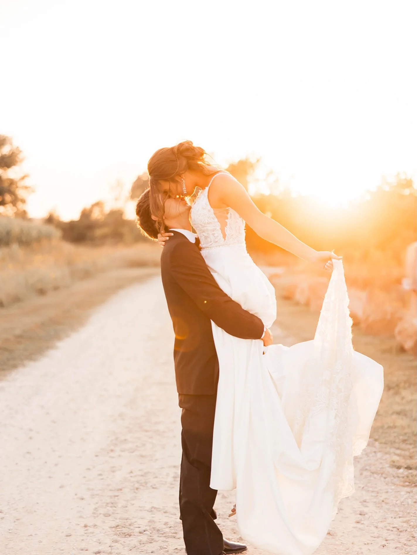 Highly recommend working sunset photos into your evening wedding timeline! 🤍☀️