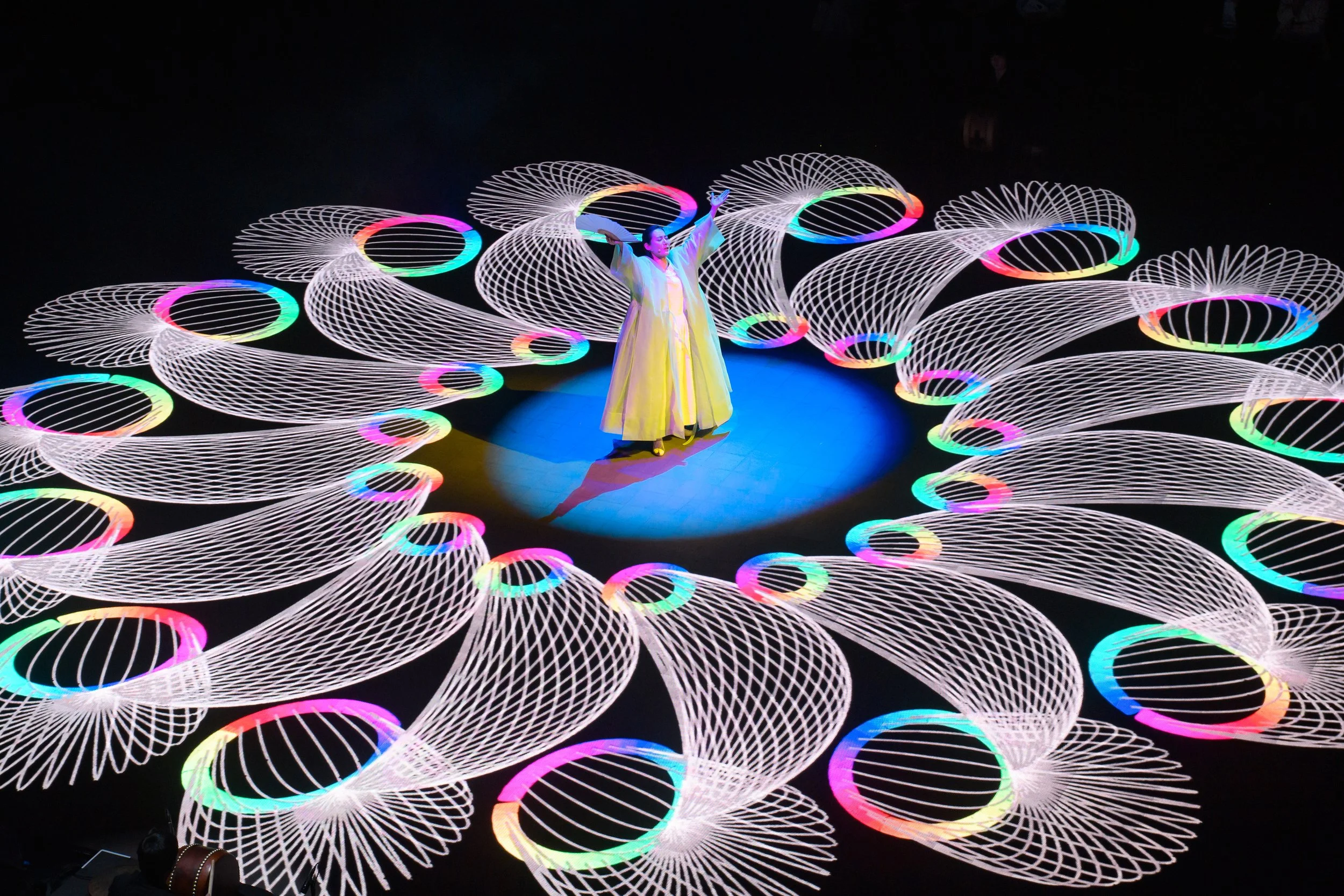 "두 개의 눈 2025"
2025. 3.21.(금) – 3.22.(토)
국립아시아문화전당 예술극장 극장1

크리에이티브 디렉팅, 무대디자인, 프로덕션디자인, 모션그래픽, 그래픽디자인을 진행했다.

------------------------------

“The Two Eyes 2025”
March 21 (Fri) – 22 (Sat), 2025
Theater 1, ACC Theater, Asia Culture Center

Responsible