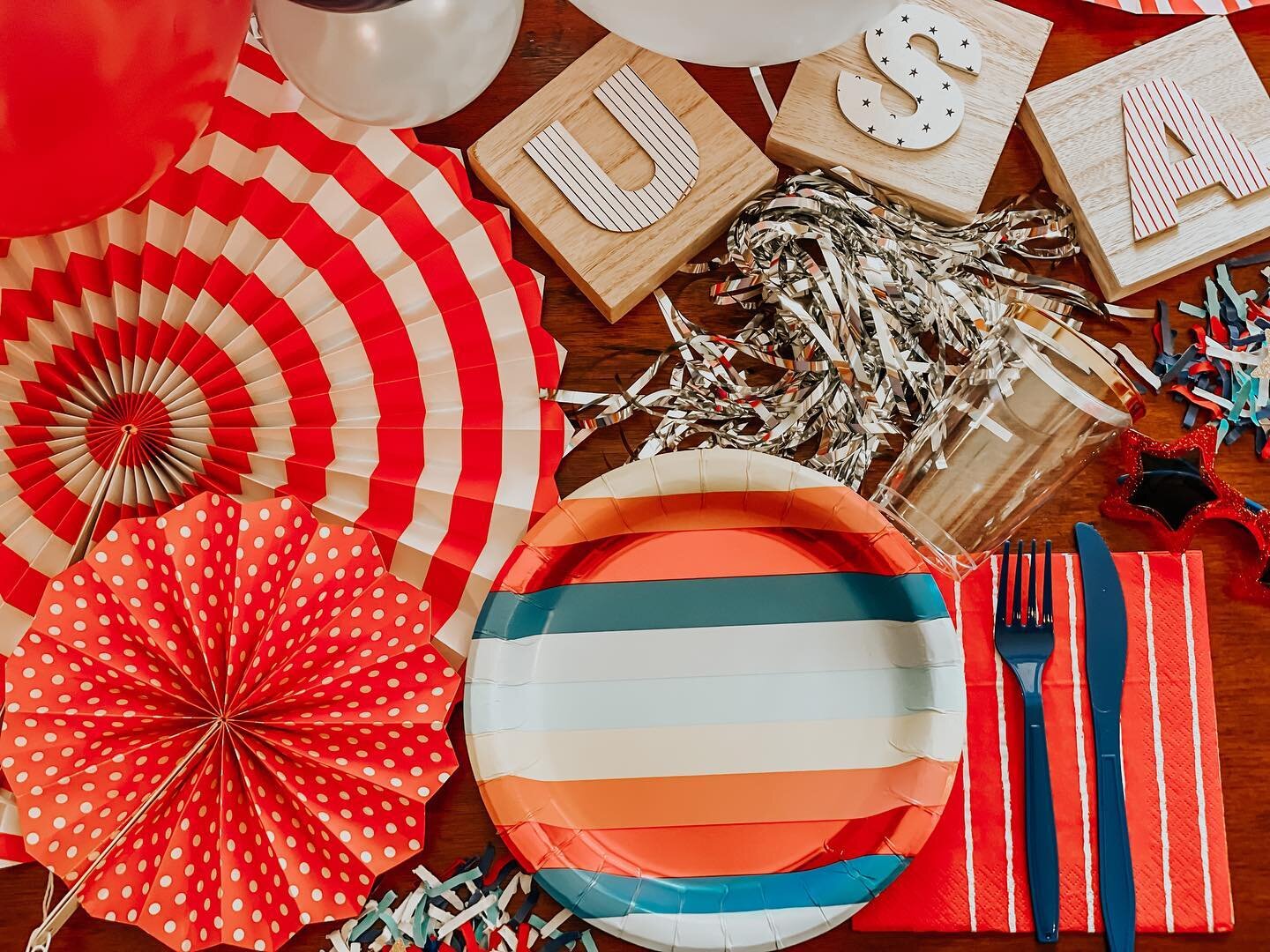 Red, White and Rainbow 🇺🇸 🌈 

Inspiration:
When I found these 4th of July rainbow plates by @shippartyreturn, the lightbulb went off to style a rainbow inspired 4th of July. The main colors are of course red, white, and blue with pops of other rai