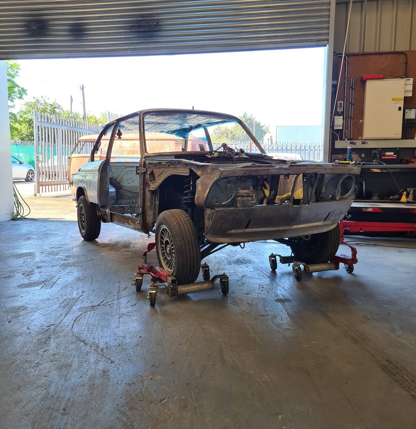 Restoration in progress for our rotten but still gorgeuos classic BMW
The shell has been stripped to bare metal...to reveal very very rusty panels!
Here are some progress pictures for new panels being welded in
#BMW #beemer #bmw2002 #classicbmw #retr