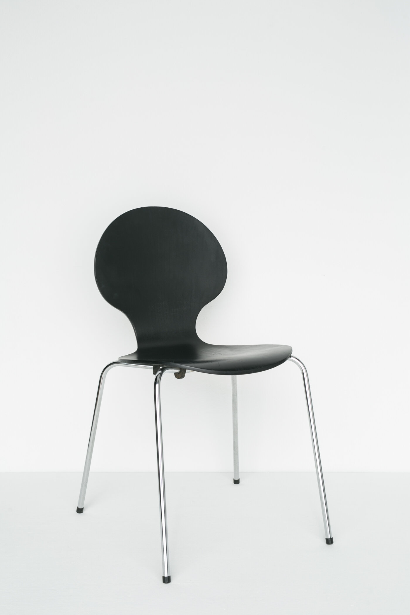 black-modern-chair.jpg