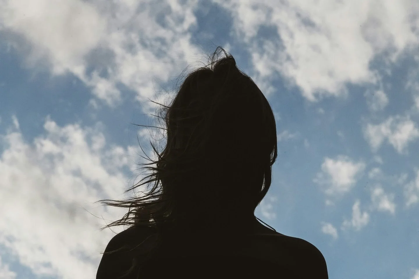 🧘&zwj;♀️On l&rsquo;appelle parfois pleine pr&eacute;sence, pr&eacute;sence attentive, 𝑚𝑖𝑛𝑑𝑓𝑢𝑙𝑛𝑒𝑠𝑠 ou encore 𝑖𝑛𝑠𝑖𝑔ℎ𝑡 𝑚𝑒𝑑𝑖𝑡𝑎𝑡𝑖𝑜𝑛 en anglais. Mais concr&egrave;tement, qu&rsquo;est-ce que la m&eacute;ditation pleine conscienc