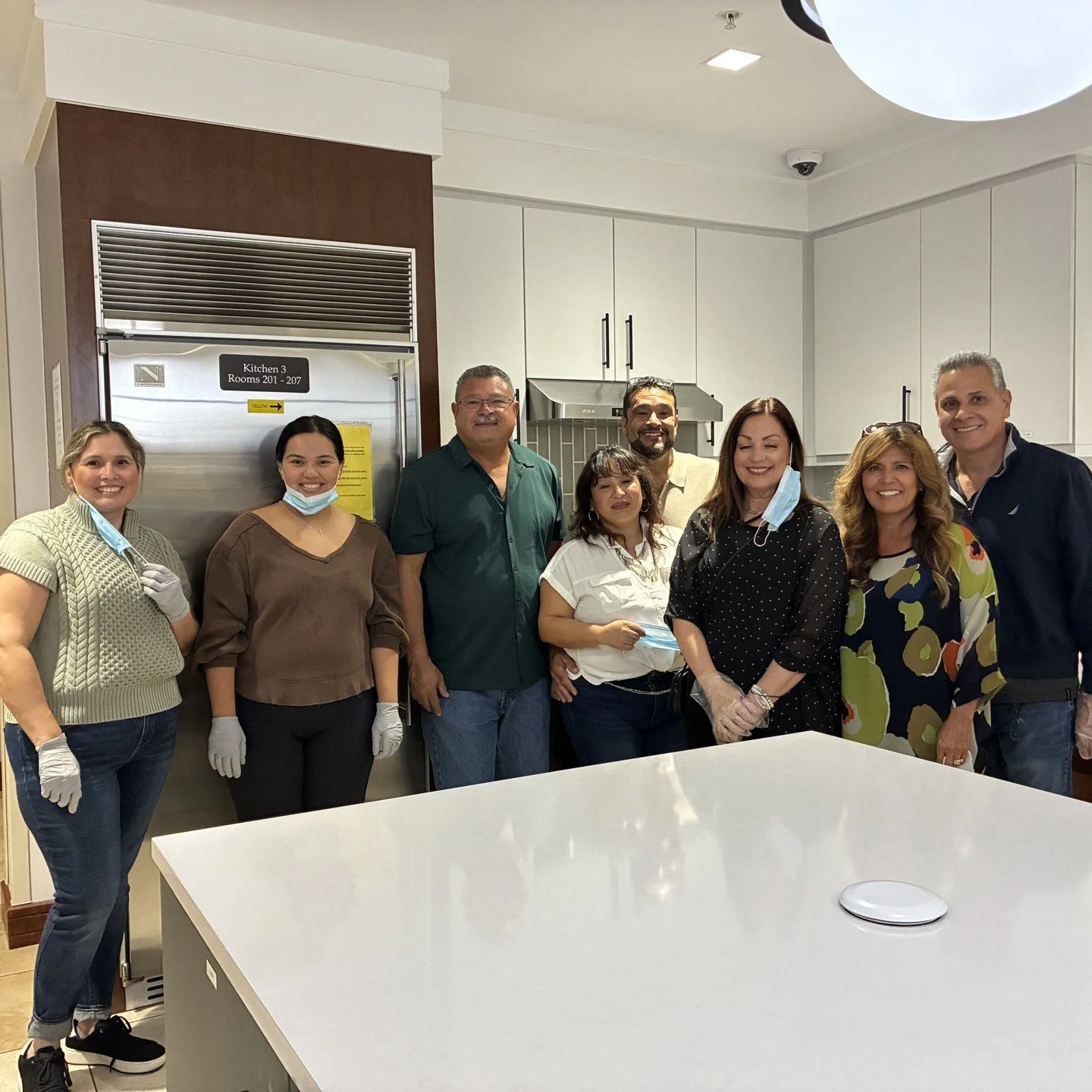 A huge thank you to Latina for Moms for sponsoring a wonderful dinner for our guests! 💛 And a special shout-out to Lisi Victoria, whose beautiful performance made the evening truly unforgettable. 🎶✨