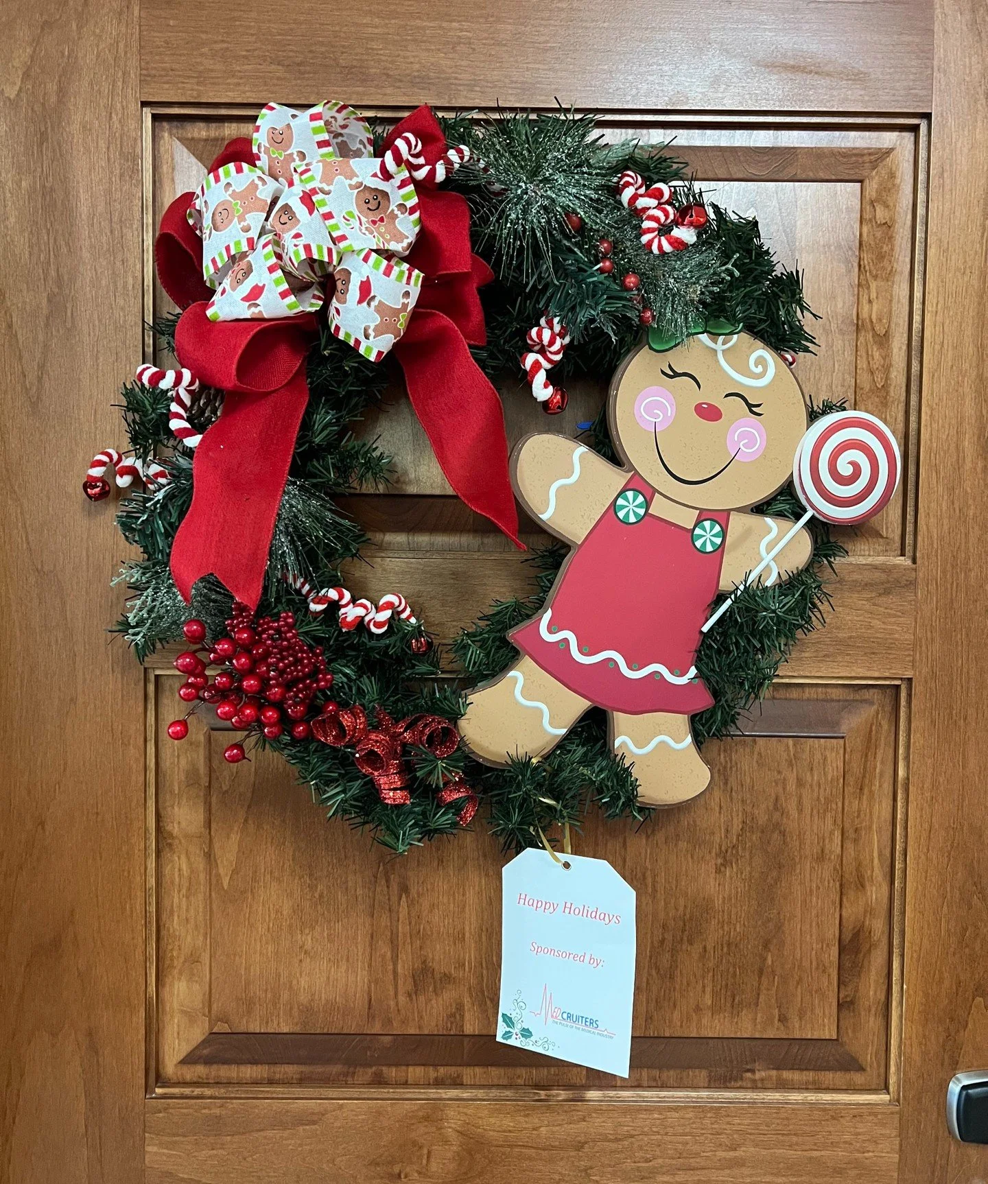 Holiday sparkle courtesy of MedCruiters! 🎄✨ Your wreath is adding cheer and warmth to Gabriel House, and we&rsquo;re so thankful for your generosity.