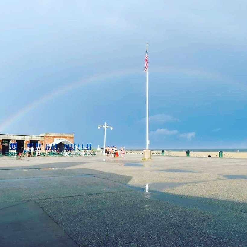 This is from a couple weeks ago but we just had to share!  Photo by 
@timothy_newyorkcity 🌊🏖🕶📸

#rainbow #riisbazaar #riisbeach #jacobriisbeach #beachday #summertime