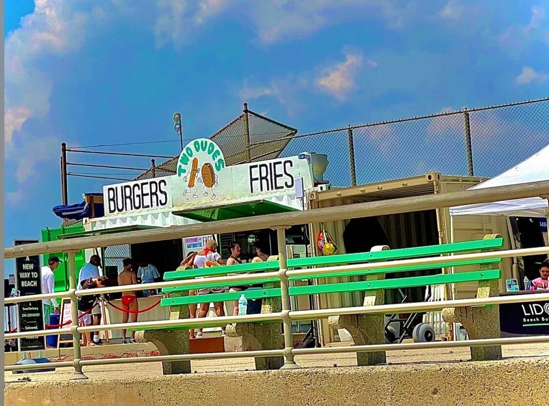 Capturing the beauty of the sunny sky and the best burgers on the boardwalk! 😀 Thanks for sharing @mcdaddydave 🍔🌊🏖🕶👙 @twodudesny 

#riispark #riisbazaar #riisbeach #jacobriisbeach #beacheats