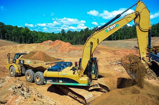 Swipe to see us move earth 40 tons at a time 👉
&bull;
&bull;
#TheRightDirection #construction #constructionlife #heavyequipment #heavyequipmentlife #heavyequipmentnation #excavator #excavation #earthmovers #nowhiring #safetyfirst