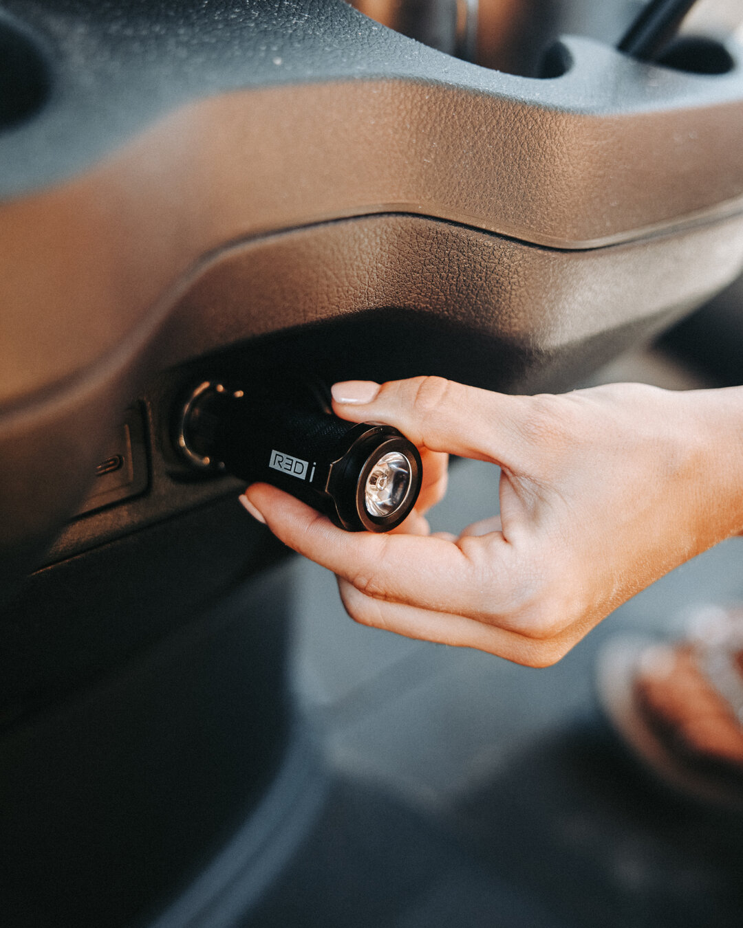 An absolute must-have in every car. Provides an extra charging port for the passenger, a seatbelt cutter for the unexpected, and a flashlight for when you need it🔋⚔️🔦⠀⠀⠀⠀⠀⠀⠀⠀⠀
⠀⠀⠀⠀⠀⠀⠀⠀⠀
#wepowerwhatmovesyou #R3Di #R3DiAdventurer #SmartAdventurer #p