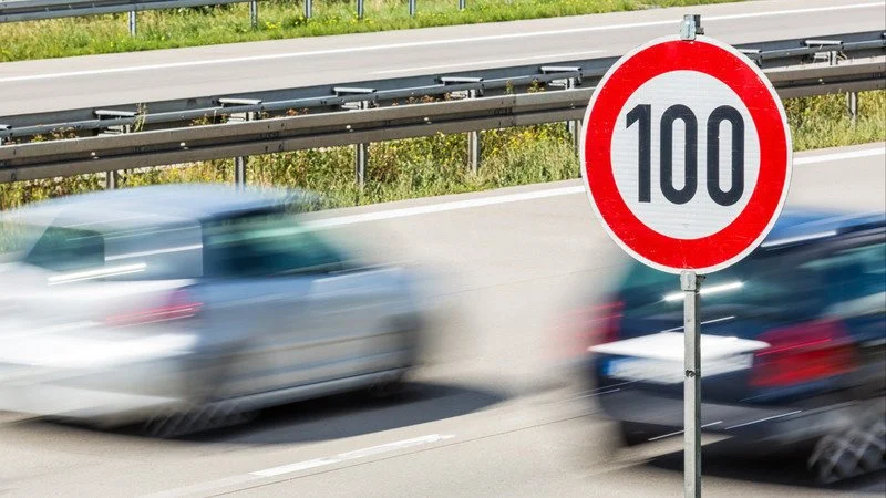 Sonntagsfahrverbot und 100-Stundenkilometer-Limit
