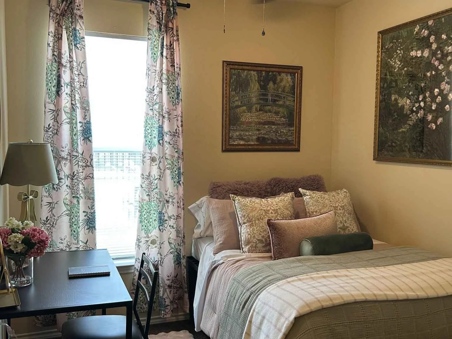 bedroom_floral_4x3.jpg