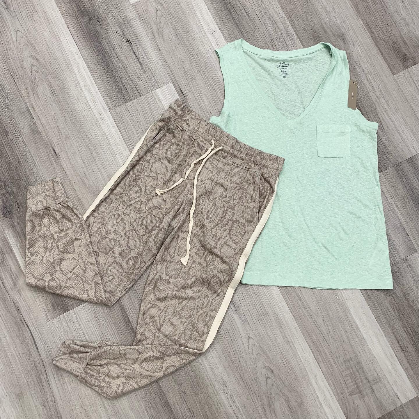 ☀️Included in our Mint summer sale!☀️

#Sundry snake print sweats! Size 1, 50% off $34.99!
#Jcrew NWT mint pocket tank size small, 50% off of $16.99!

Don&rsquo;t forget we ship and offer curbside pickup! ♻️ Call 📞 703-836-6468 to buy today! ✅ Authe