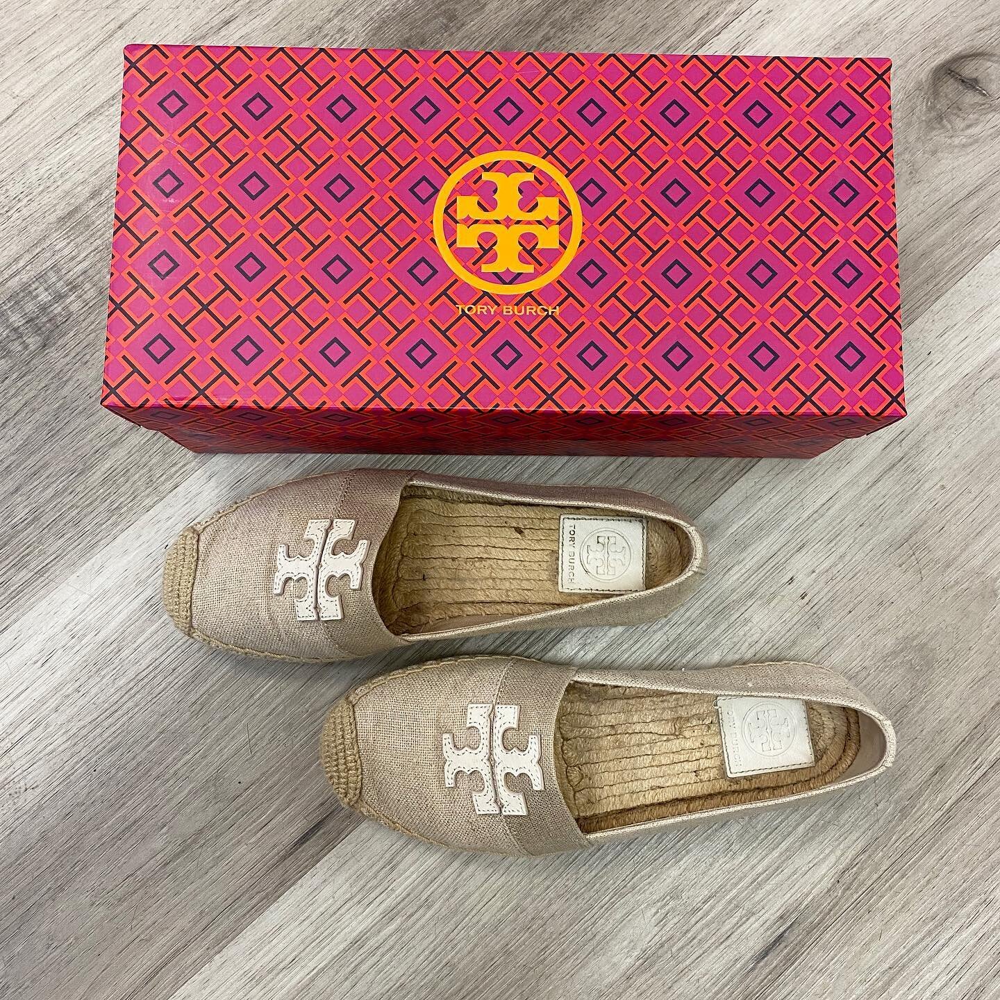 Metallic Linen Slip On #toryburch Espadrilles Size: 6.5 Retails at $228.00 Mint Price: $54.99

Don&rsquo;t forget we ship and offer curbside pickup! ♻️ Call 📞 703-836-6468 to buy today! ✅ Authenticity is guaranteed with a money back promise ✅ *Consi