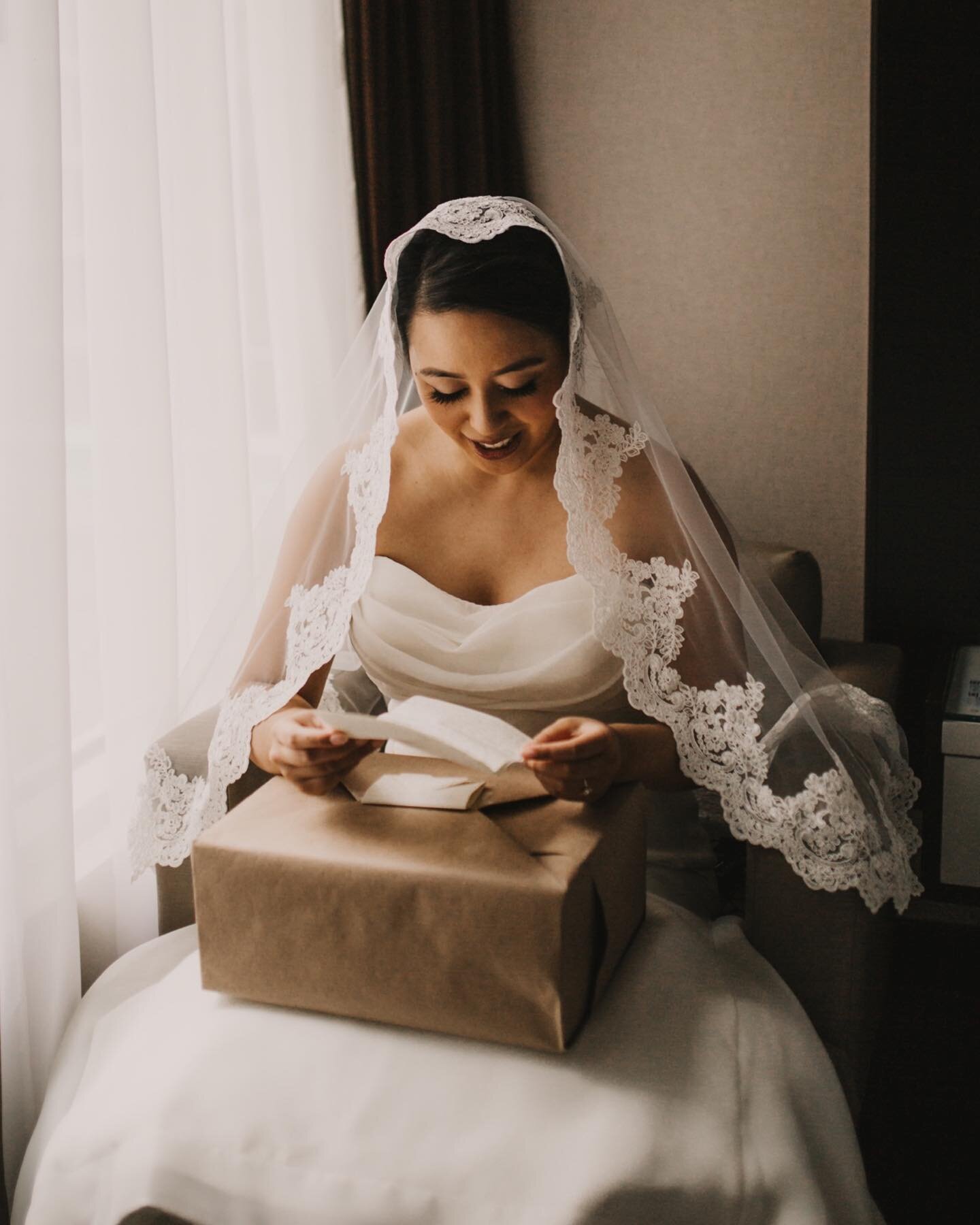 Unboxing a fresh pair of kicks on your wedding day?! YES PLEASE!! 
We are a couple of shoe addicts ourselves, and we loved seeing a pair of nike dunks as a wedding gift at Ameera and Josephs wedding 😍
&bull;
&bull;
&bull;
#destinationwedding #elopme