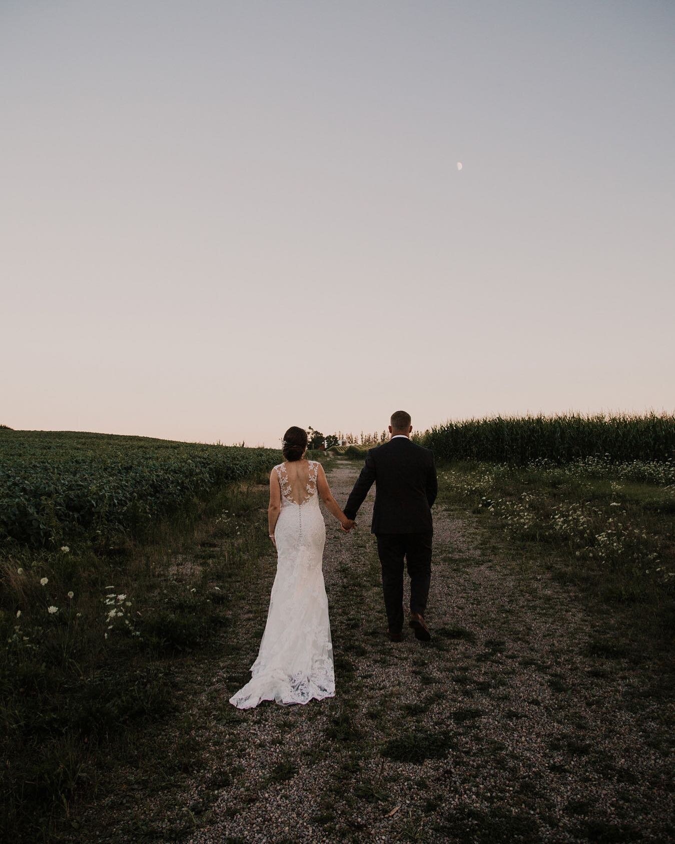 Wedding Tip: We absolutely recommend setting aside 15 minutes during sunset on your wedding day for some photos. Our couples always ask us if it&rsquo;s worth it and our answer is always yes. It&rsquo;s a great way to slip away and have some time to 