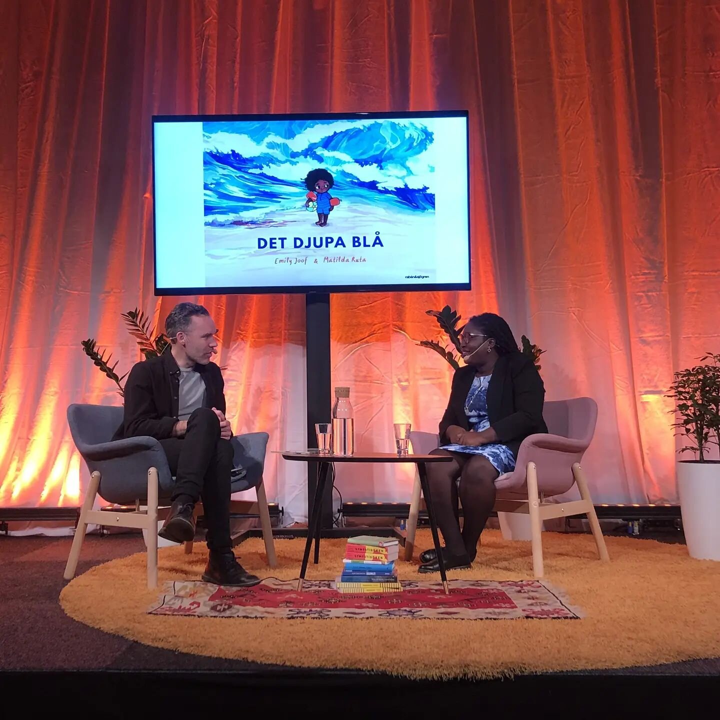 Got some good news today about Det Djupa Bl&aring;, can't share yet but soon!
.
I was thinking back to #bokm&auml;ssa which is Swedens largest #bookfair.
 Little me and my little book got to discuss my book with the lovely @papacoolberg .
.
Some expe