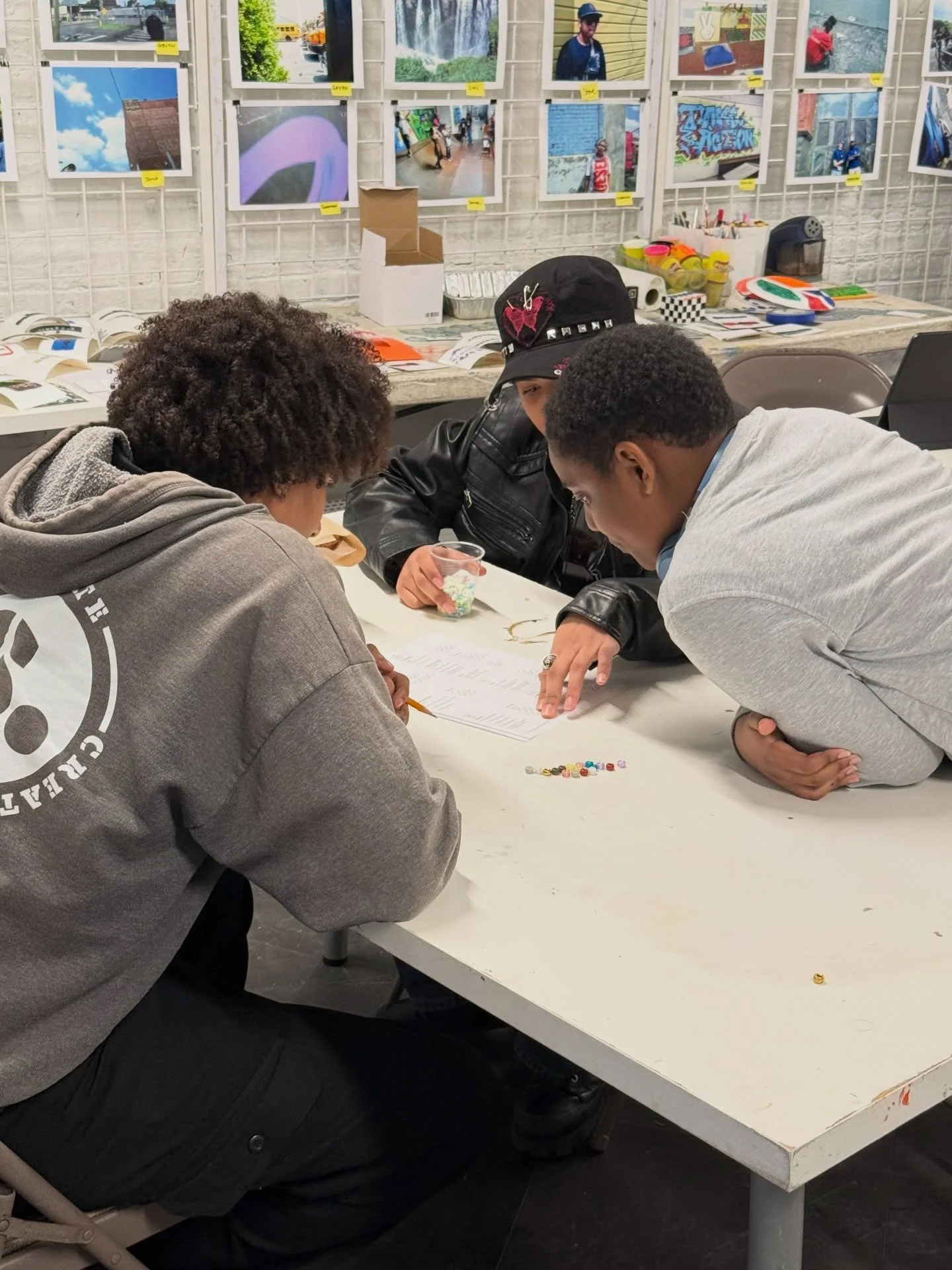 Today in SOLID Minds Club, youth learned about budgeting their money 💵 First, we learned skills related to budgeting such a differentiating wants vs. needs and paying yourself first (spongebob helped us out 😆). Next, youth split into two groups to 