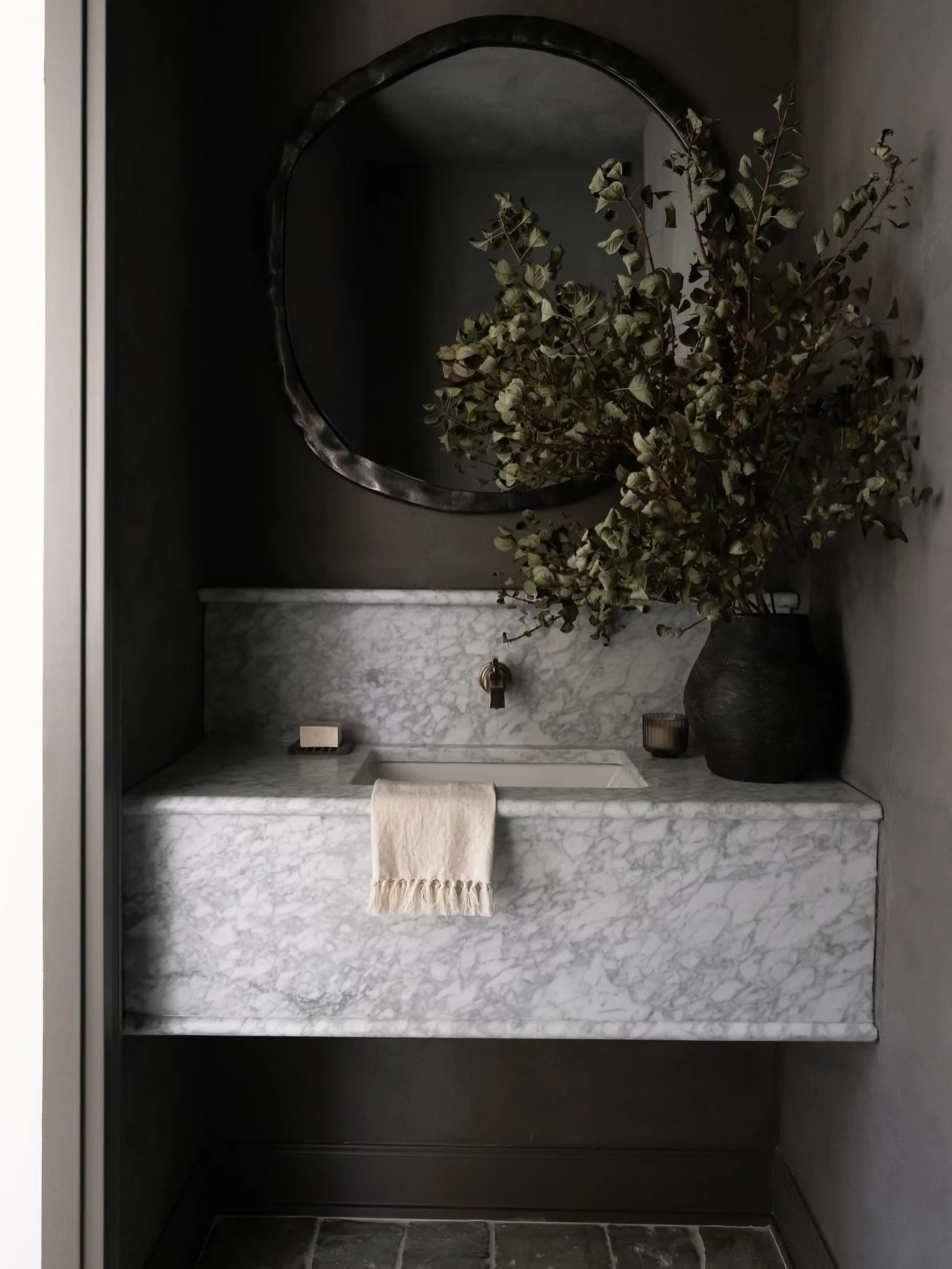 Where moody tones meet everyday ritual.

Photo by @sarahshieldsphoto 

#aaNovo #CustomHomes #IndianaHomeBuilder #aaNovoDesignBuild #IndyHomeBuilders #Bathroom