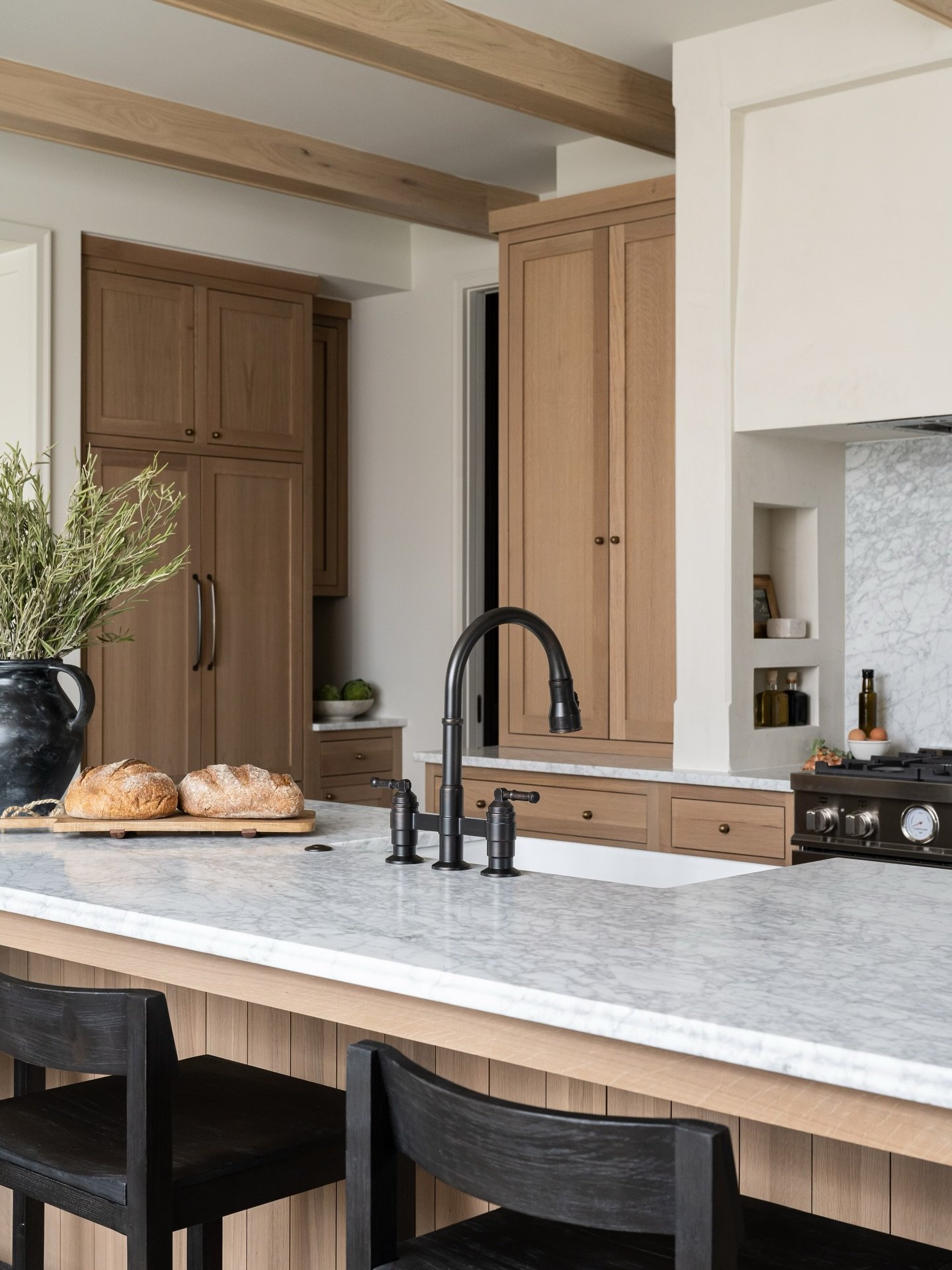 How does your kitchen make you feel? For us, the best kitchens feel calm, welcoming, and designed to actually be lived in and used.

Photo by @sarahshieldsphoto 

#aaNovo #CustomHomes #IndianaHomeBuilder #aaNovoDesignBuild #Kitchen