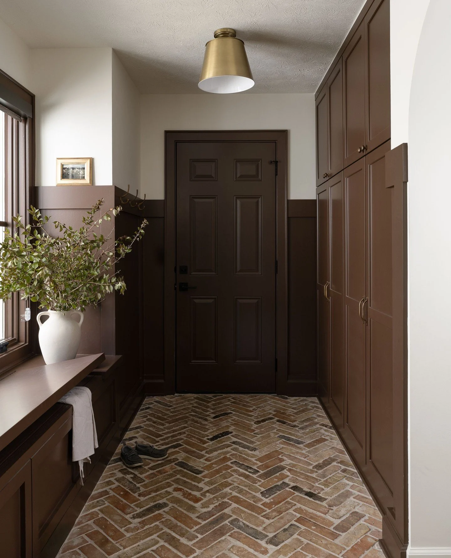 Big fans of mudrooms with character ⁠
⁠
Photo by: @sarahshields