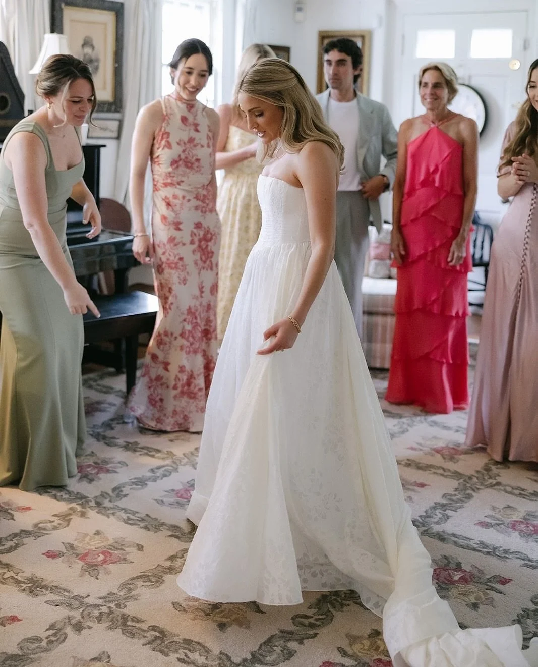 Moments of getting ready with the besties who where there for you while falling in love ✨🍾&hearts;️ #realloulettebride 
.
.
.
.
.

#weddingdress&nbsp;#wedding&nbsp;#bride&nbsp;#weddingplanning&nbsp;#yestothedress&nbsp;#bridal&nbsp;#coolbride&nbsp;#b