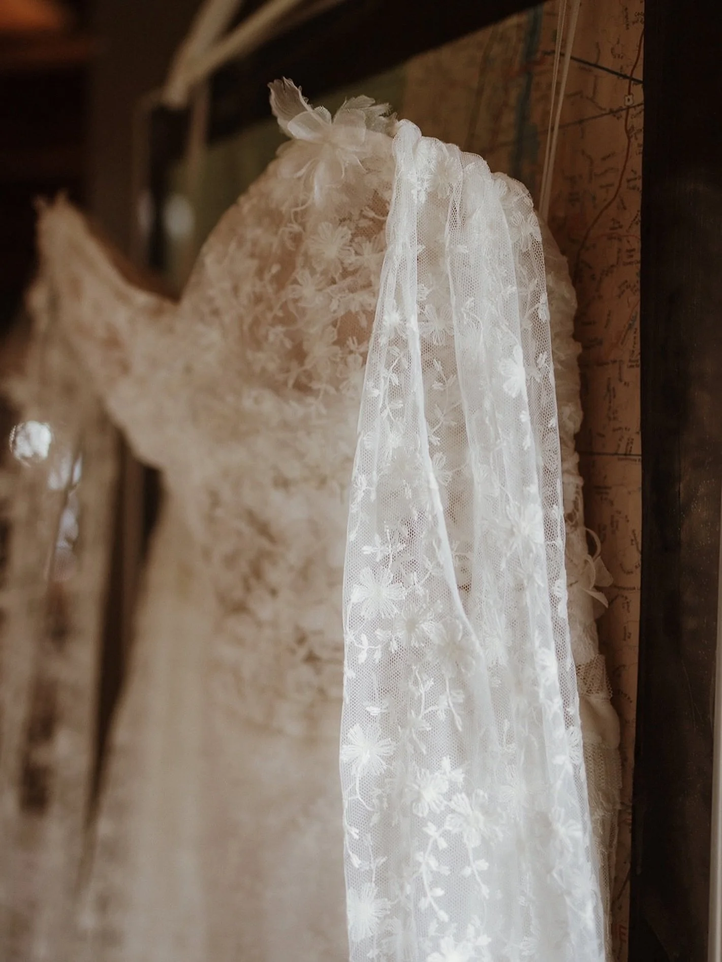 It&rsquo;s all in the details for us🤍🪡 From our current designs and to custom work, we love specializing each gown to each bride! Our stunning Aliyah gown has been customized to a strapless, off the shoulder moment✨When you book an appointment with