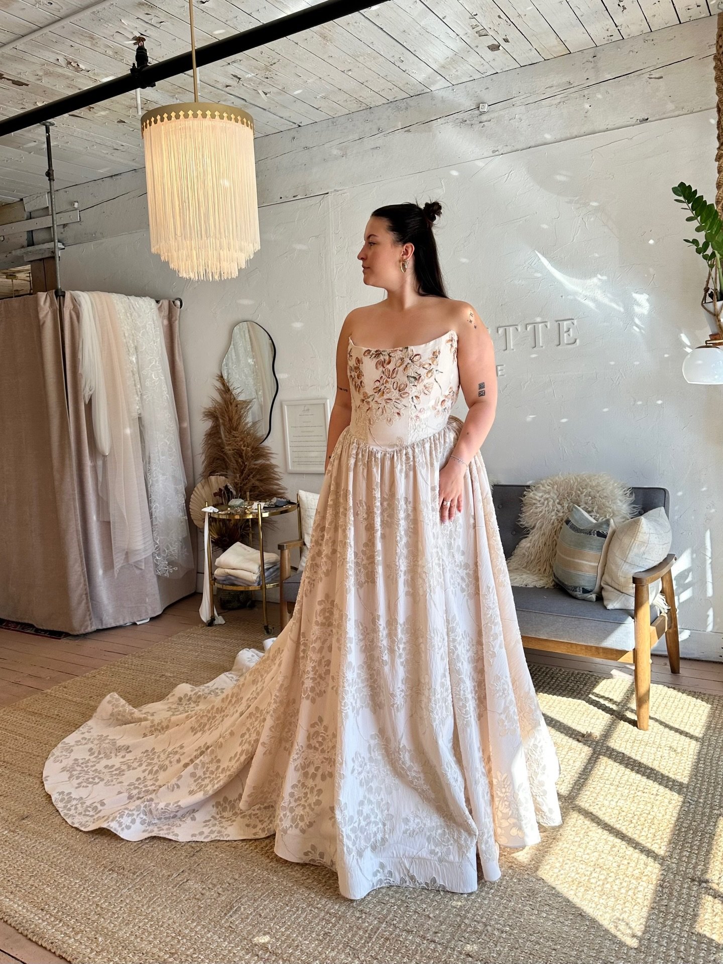 Julia 🎨🌸Loulette designer Marteal was a painter before becoming a designer, so it was only a matter of time before we created a hand-painted dress! Our Julia Gown features our most structured bodice yet- a basque waist, paneled corset bodice with a