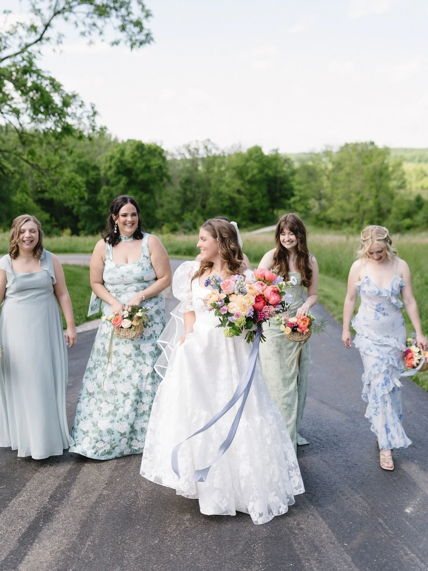 Adding a little custom to your gown could be the cherry on top to finding your dress🍒💍 #realloulettebride Kim, wore our Alyse gown and added the cutest puff sleeves to make the dress 100% her! ✨

Retailer: @thefrockbridal 
.
.
.
.
.

weddingdress&n