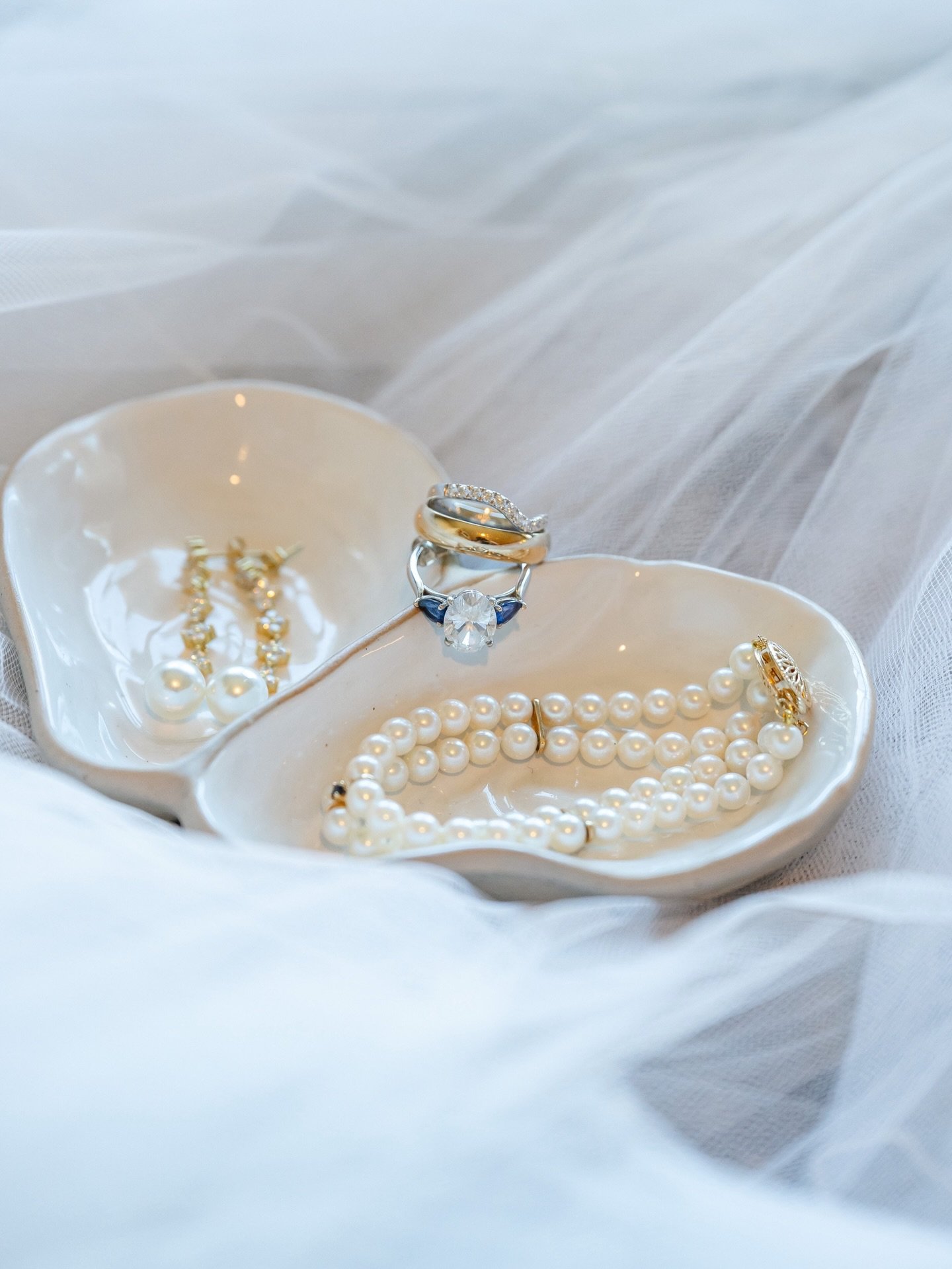 Seaside love 🤍🌊✨ #realloulettebride Emma in our Heidi gown! 
.
.
.
.
.

weddingdress&nbsp;wedding&nbsp;bride&nbsp;weddingplanning&nbsp;yestothedress&nbsp;bridal&nbsp;coolbride&nbsp;brooklynbride&nbsp;inclusivebridal&nbsp;plusbridal&nbsp;sustainable