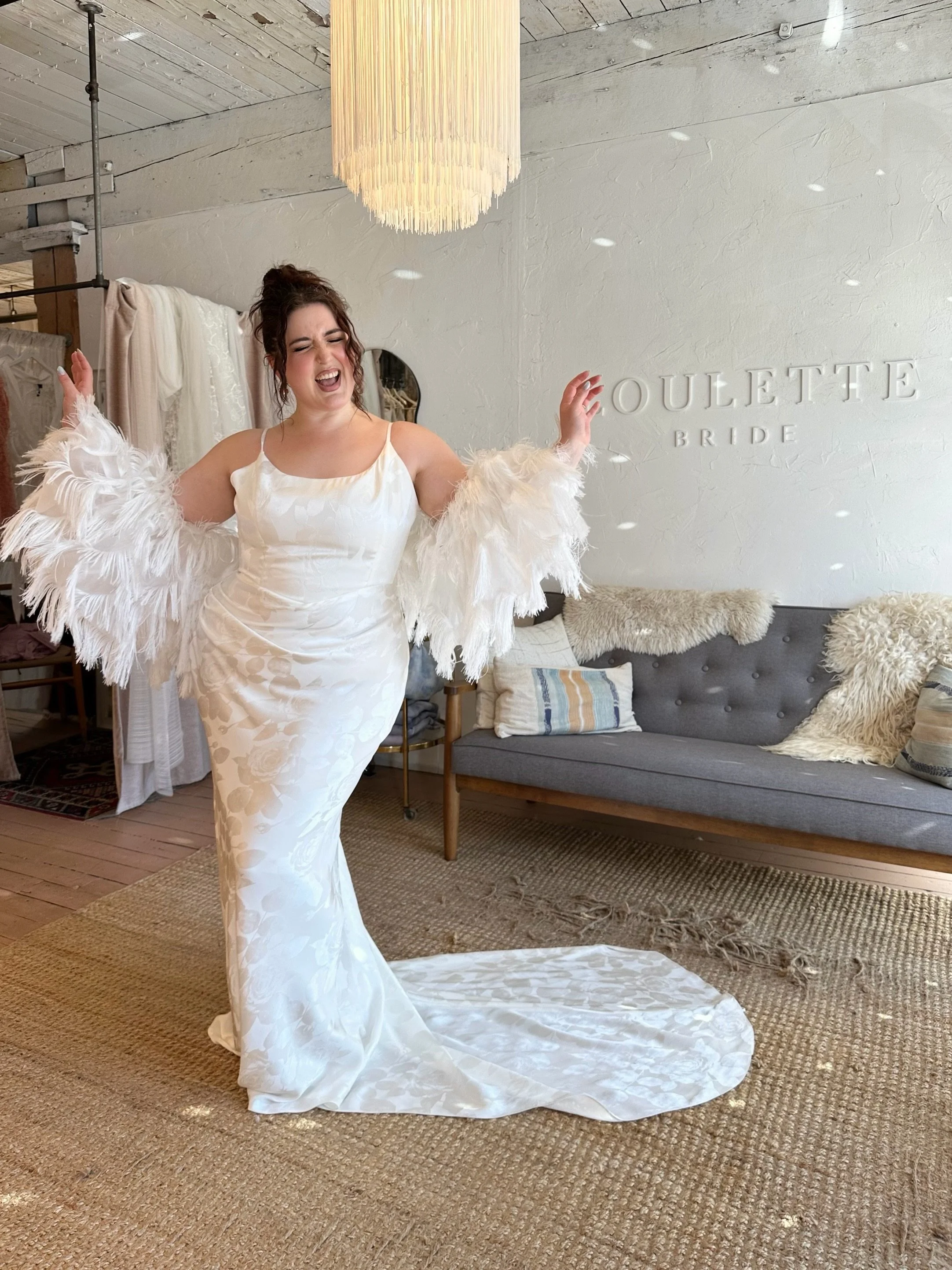 I can sleep peacefully knowing our Rosemary gown exists and that it pairs SO WELL with our Jenna Jacket🤍✨✌🏽
.
.
.
.
.

weddingdress&nbsp;wedding&nbsp;bride&nbsp;weddingplanning&nbsp;yestothedress&nbsp;bridal&nbsp;coolbride&nbsp;brooklynbride&nbsp;i