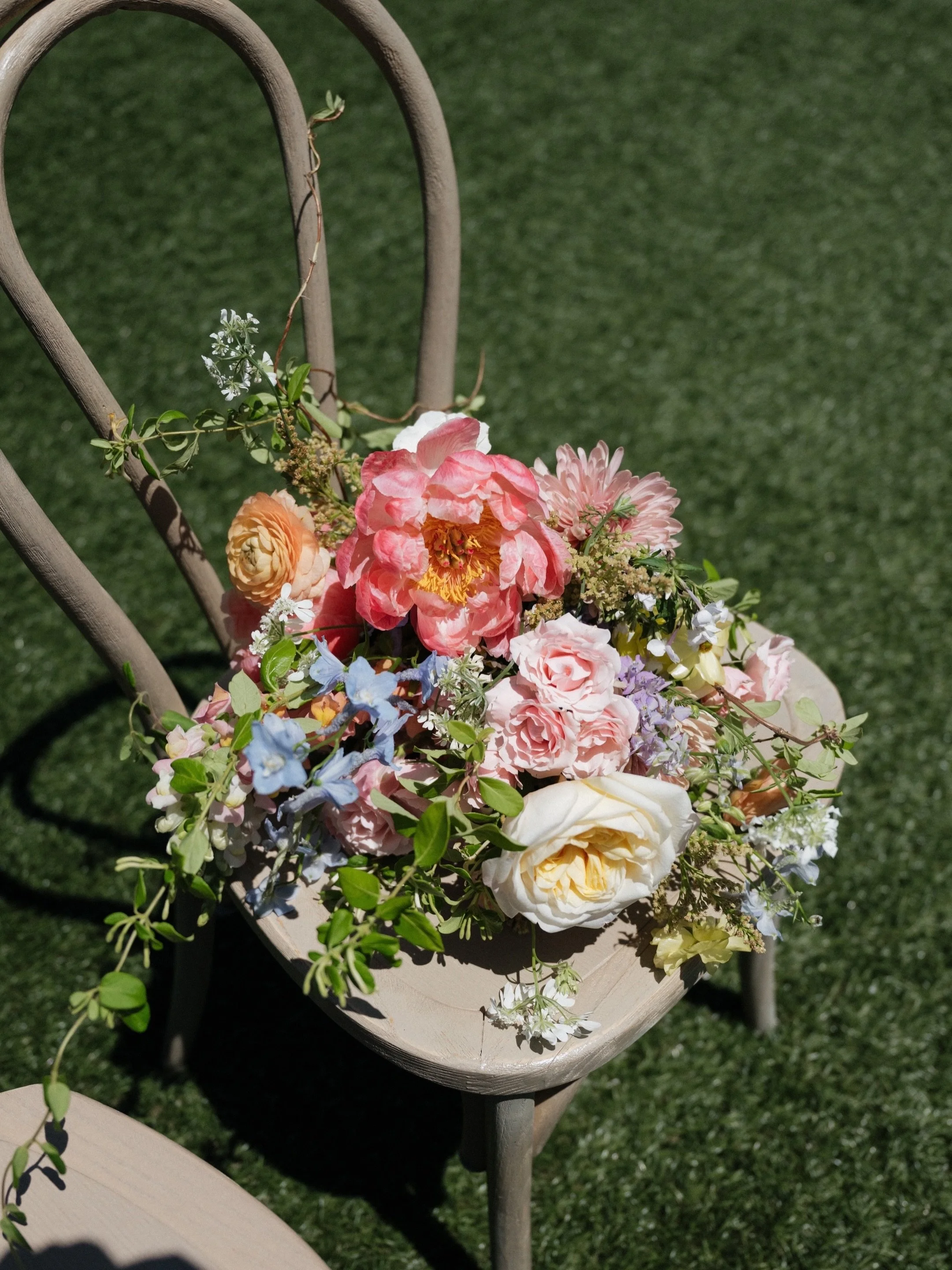Your spring time wedding floral inspo 🌷✨🌻 Sarah&rsquo;s wedding day filled with vibrant pastels has us in awe! 
. . . . .
nycbridalboutique customweddinggowns brooklynbridal weddinggownsnyc weddingdressesbrooklyn coolbride alternativebride nontradi