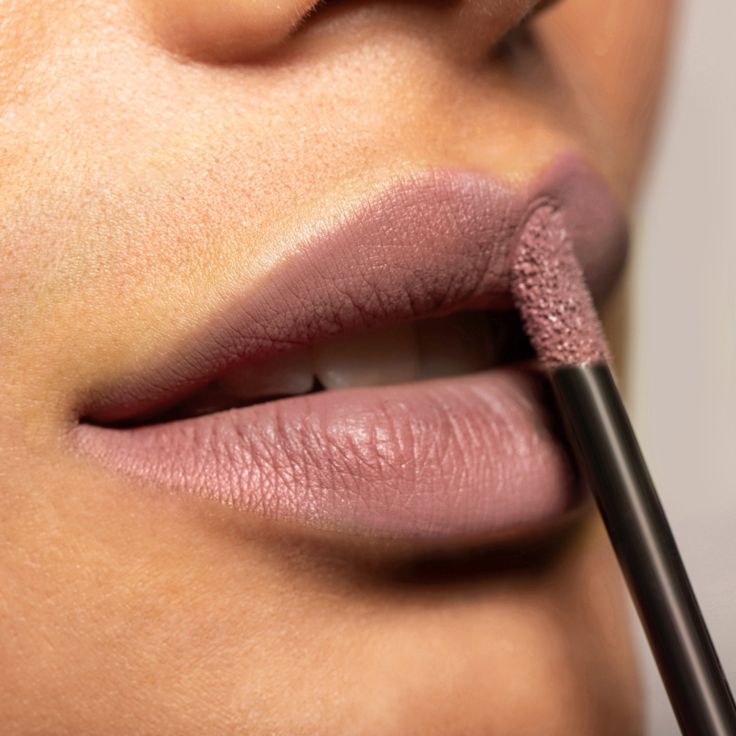 looks-hydramatte-pralinerose-medium-application.jpg