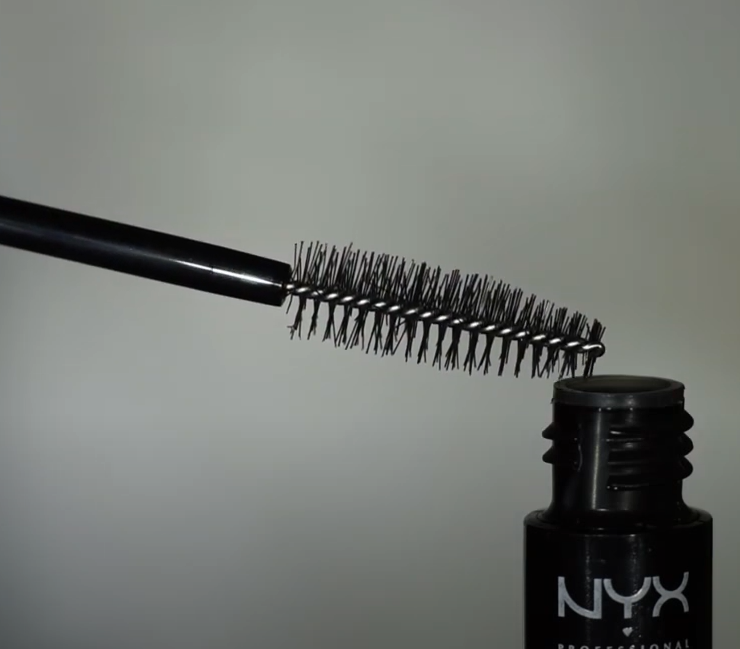 Robot controlled mascara application