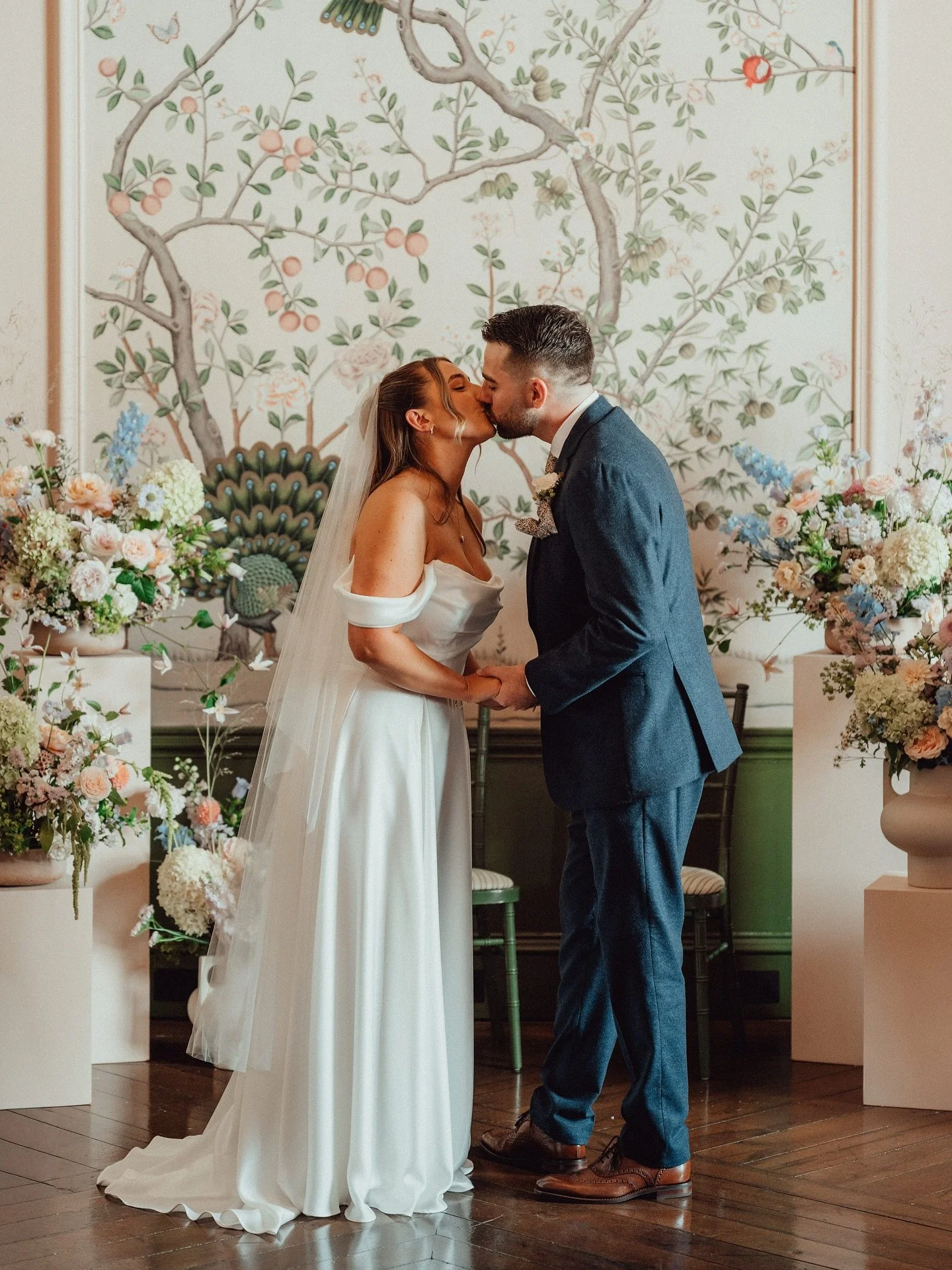 Was such a joy shooting at this venue in Rye @georgeweddings ❤️

Photography &amp; video: @emilystevephoto 
Dress: @storyofmydressbridal 
Veil: @racketlondon 
Hair &amp; makeup: @poppytallulah_hairandmakeup 
Suit: @marksandspencerman 
Band: @seasonba