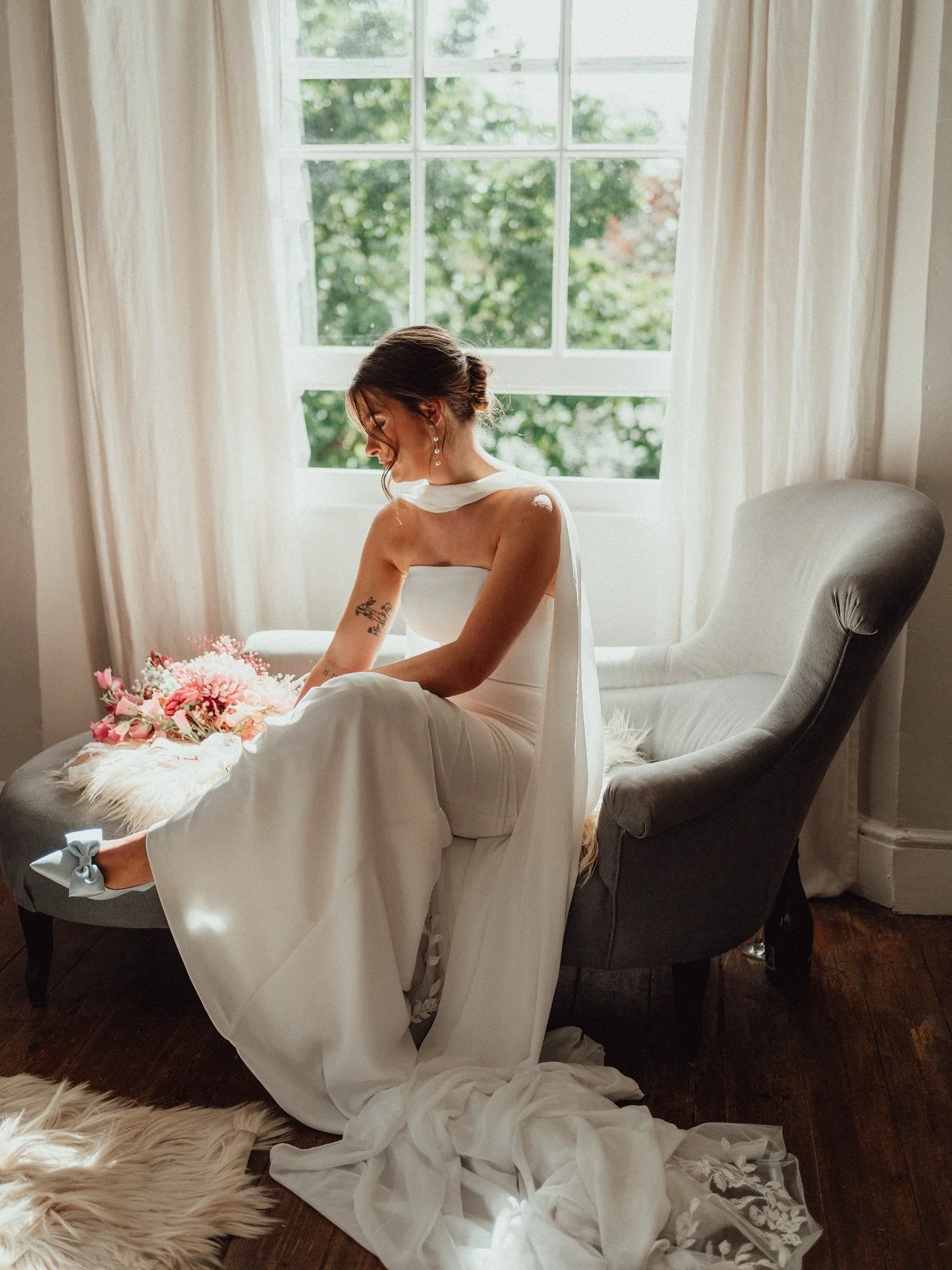 A sunny outdoor wedding at the wonderful @treserencornwall 🌳 can’t wait to share more from this day soon
Photography: Josie from @emilystevephoto team
Hair: @melody_hair_weddings 
Venue: @treserencornwall 
Dress: @perfectdaybride 
Ring: @le.m
