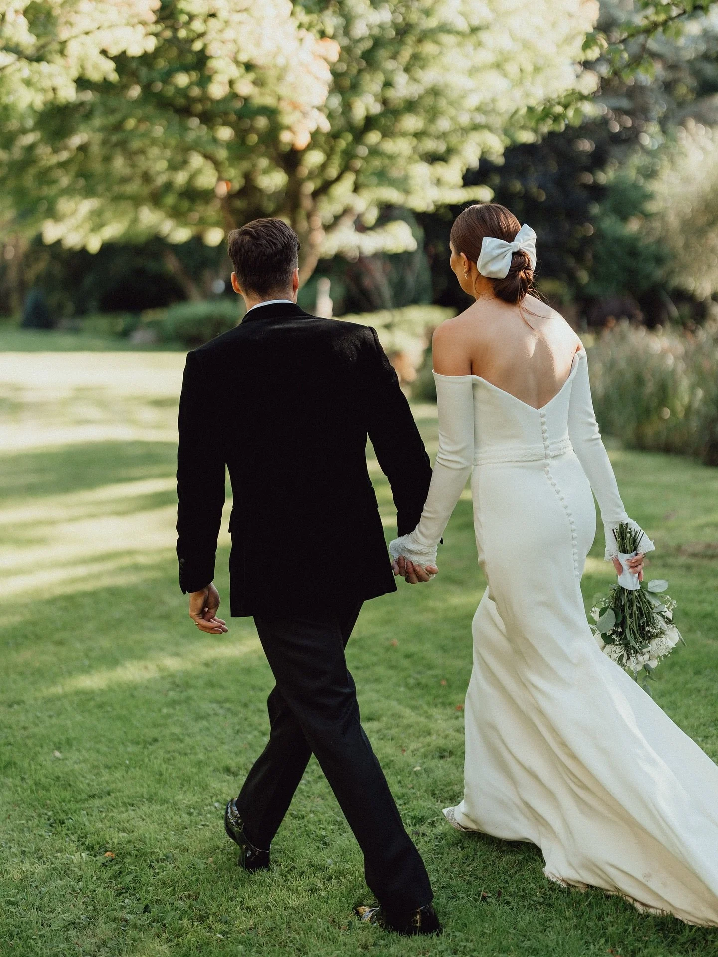 A garden wedding in Devon 🌿 

Photography: @emilystevephoto
Video: @chestnutproductions 
Coordinator: @elisabethshellevents 
Dress: @suzanneneville 
Decor: @outoftheordinaryeventhire 
Caterer: @duckandstrawberry 
Band duo: @yonderfolkmusic