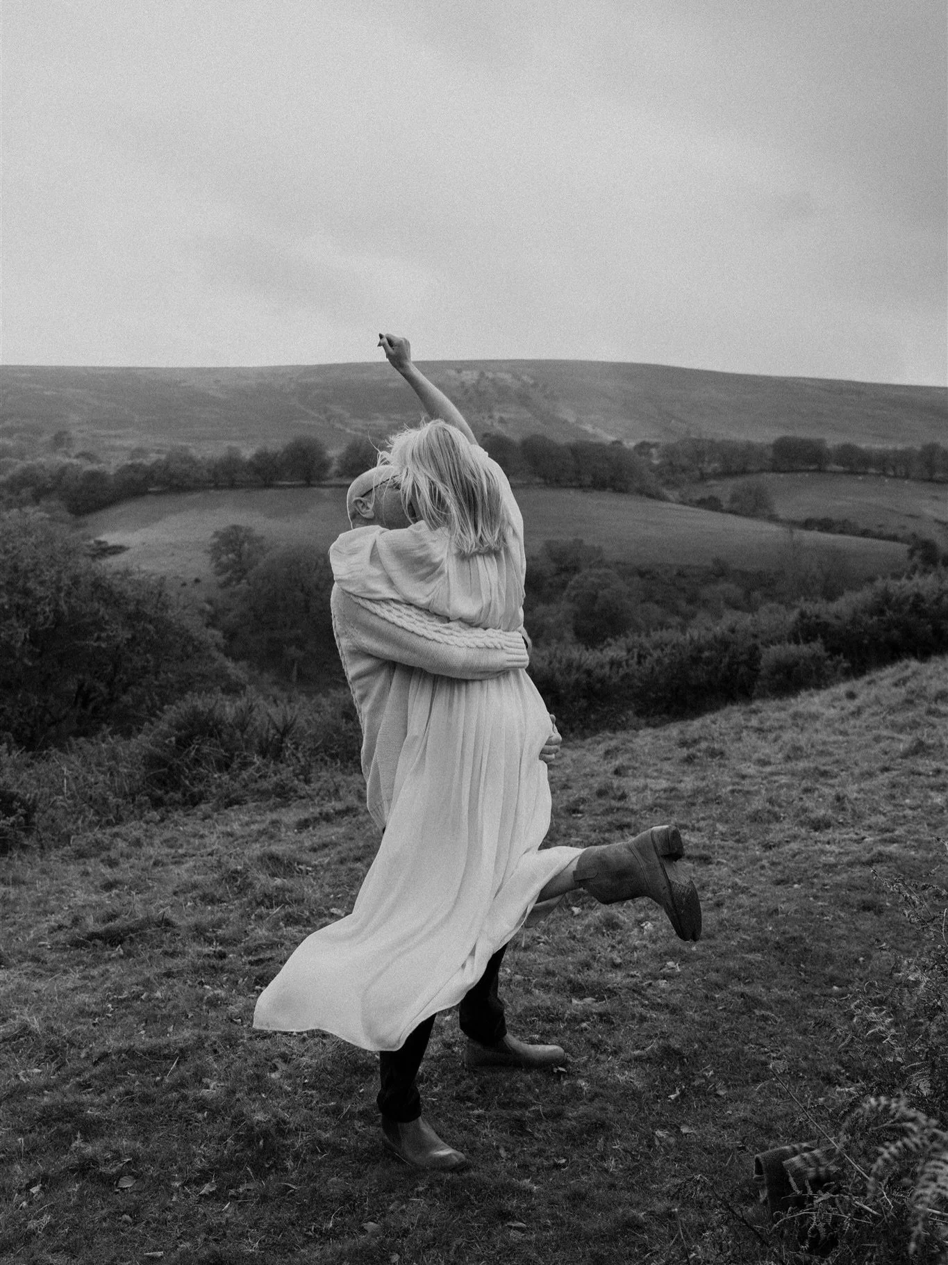A super intimate candlelit ceremony in Somerset. Love everything about this 🤍