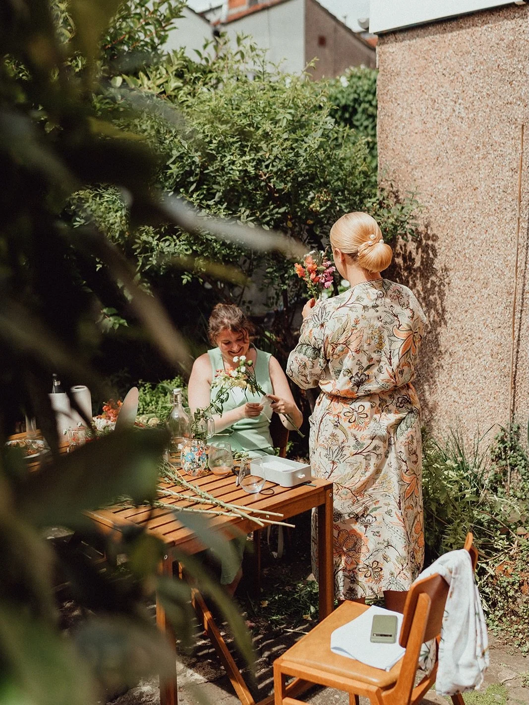 We often forget to show the quiet getting ready moments, so here is a very relaxed, getting ready at home and in the garden on a summer wedding day. Shot by Josie from our team 🌞