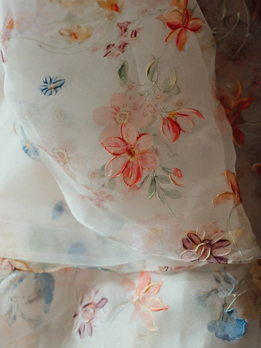 The painted wedding dress that still gets so much love. 

Photography &amp; video: @emilystevephoto 
Dress: @houseofsavin from @whitelaceandbutterflies 
Makeup: @pandamakeup 
Flowers: @henriettahickling.florals 
Suit: @editsuits 
Caterer: @bywordofmo