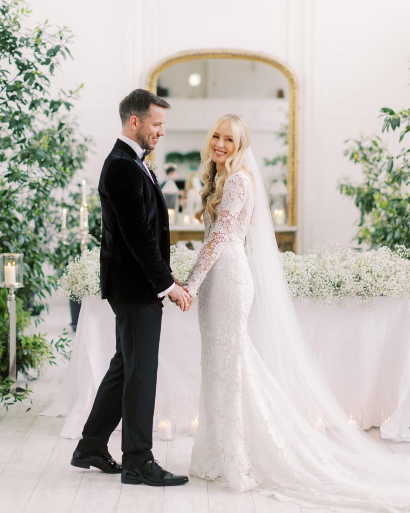 Hazel &amp; Andrew 🕊

All white gypsophila with candlelight and pops of black velvet for this stylish pair in Gloster House 🤍. An elegant wedding day captured so beautifully by @niamhsmith.weddings.
Recently featured in @onefabday.

@gloster_house 